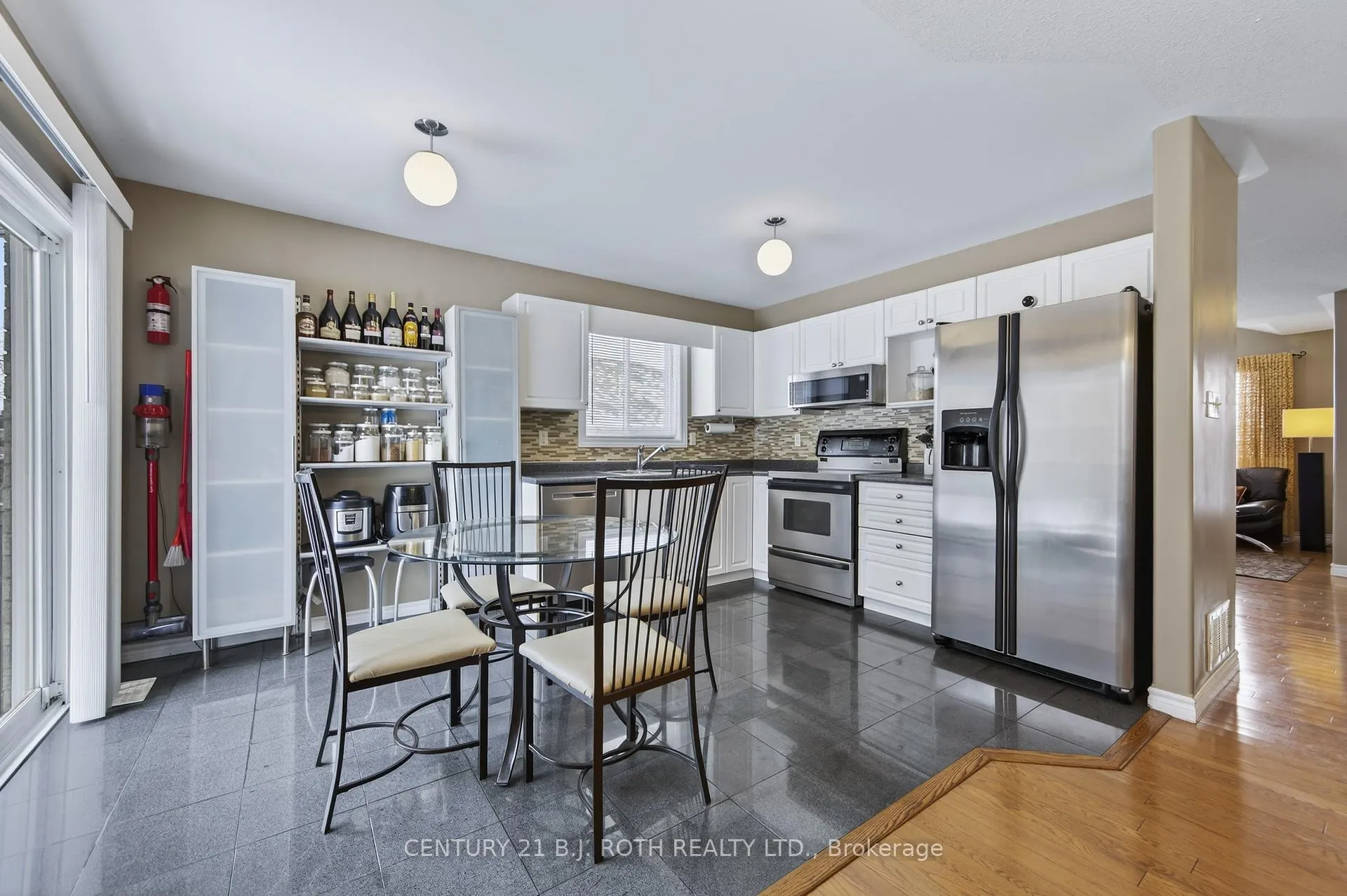 Photo 5 of 115 Lion's Gate Boulevard, Barrie, Little Lake — HOMEH
