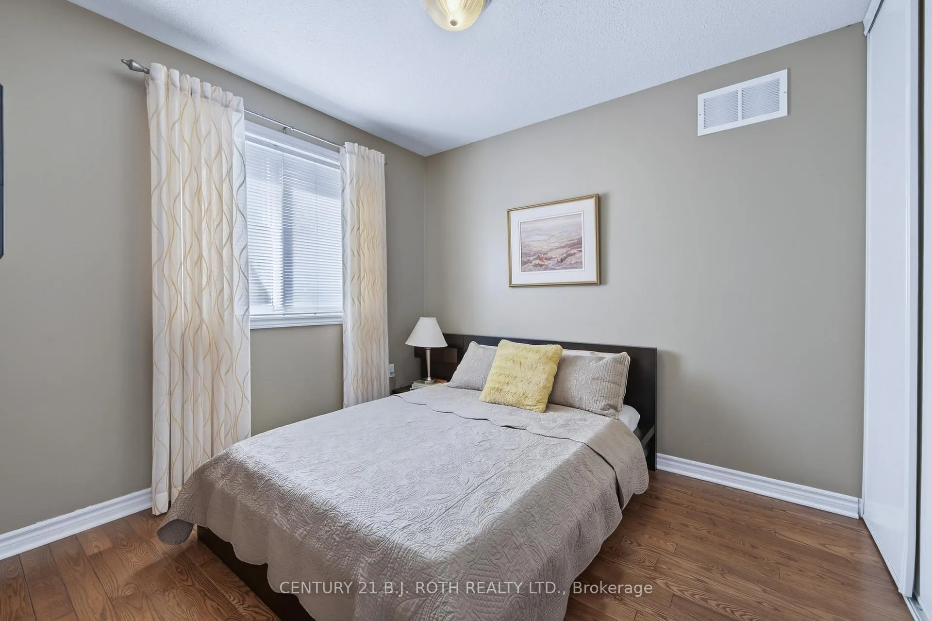 Photo 9 of 115 Lion's Gate Boulevard, Barrie, Little Lake — HOMEH