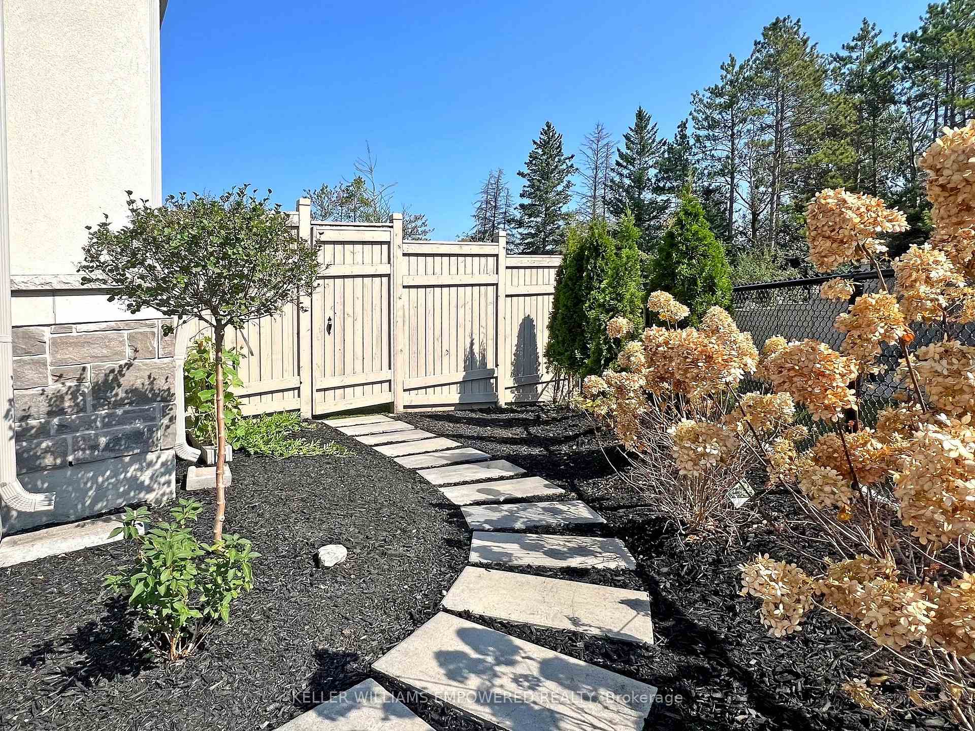 Photo 5 of 266 Touch Gold Crescent, Aurora, Bayview Southeast — HOMEH