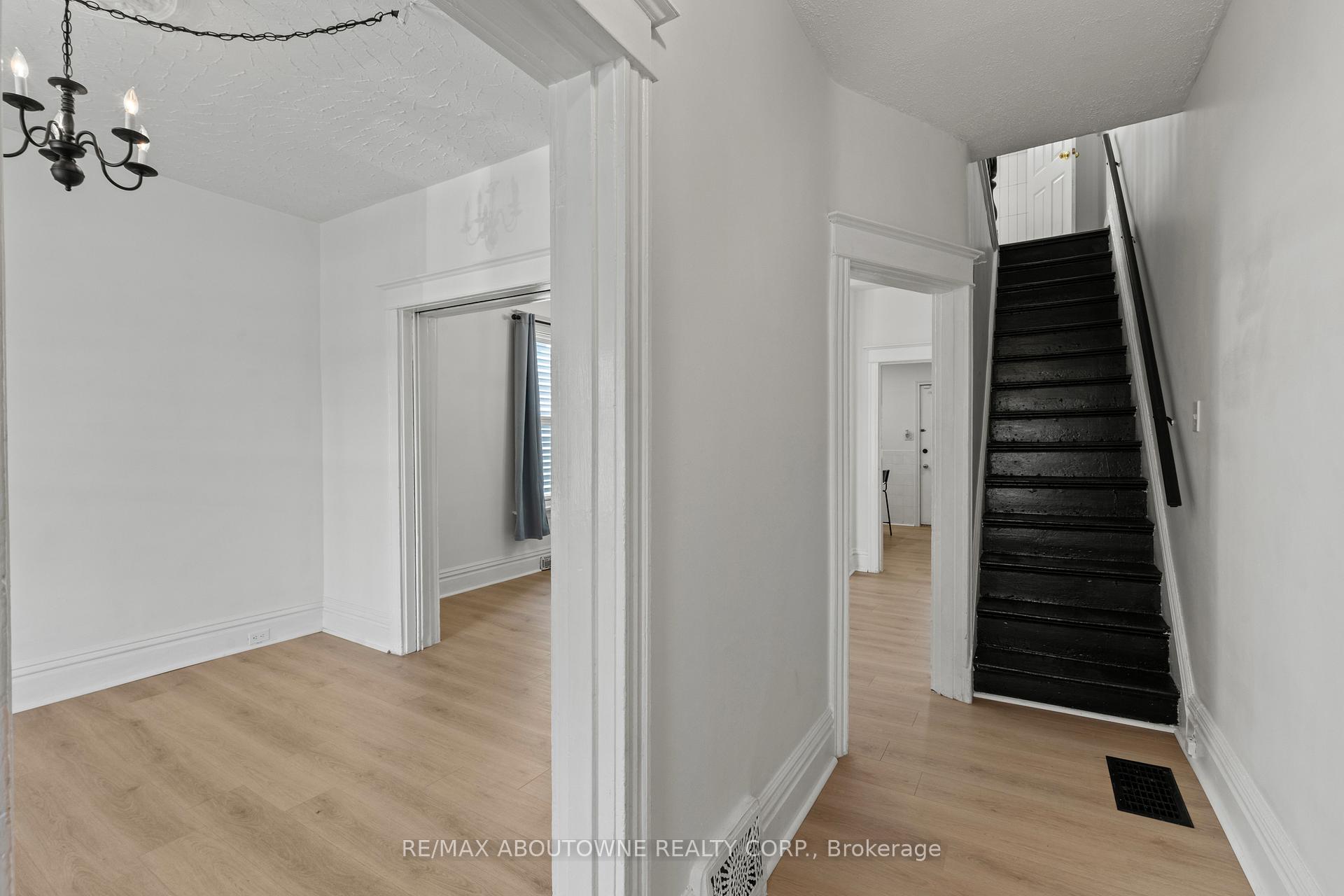 Photo 5 of 26 Rosemont Avenue, Hamilton, Stipley — HOMEH