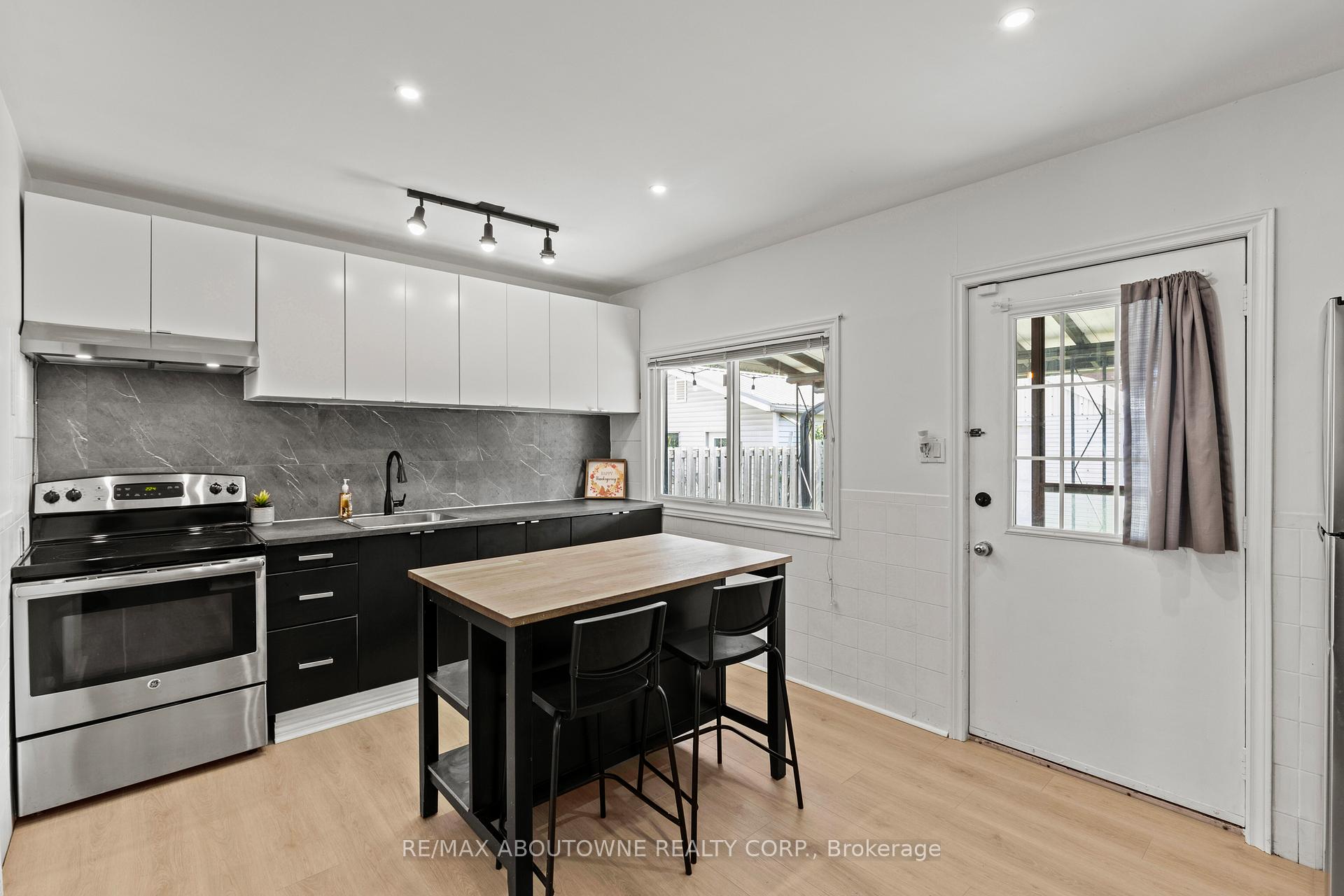 Photo 10 of 26 Rosemont Avenue, Hamilton, Stipley — HOMEH