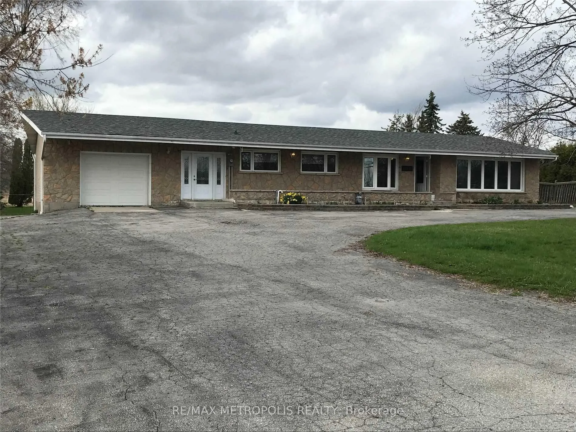 Photo 1 of 1602 Taunton Road E, Clarington, Rural Clarington — HOMEH