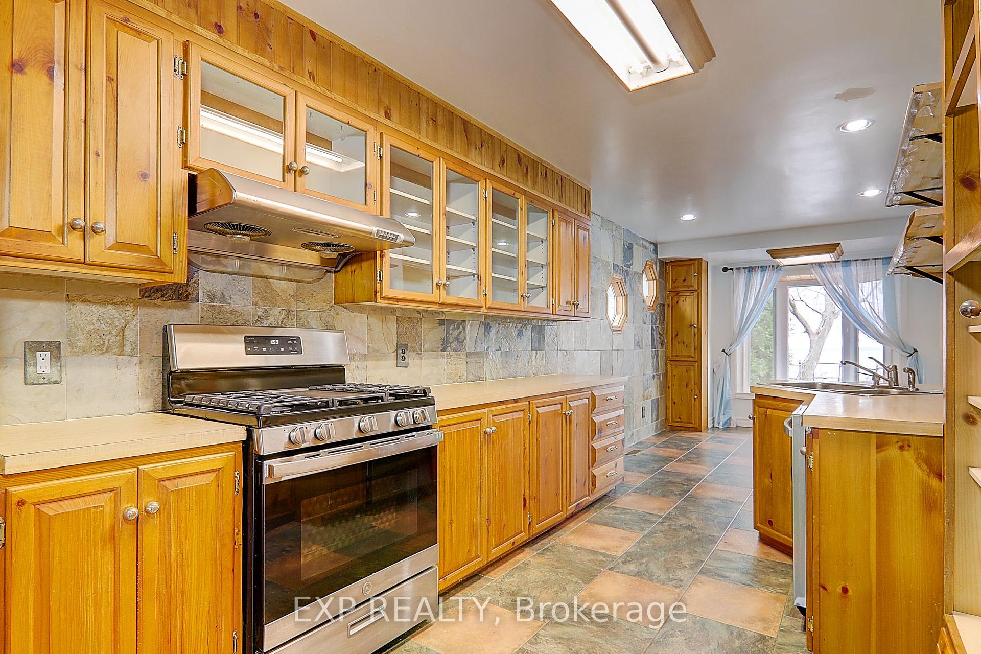 Photo 8 of 433 Lake Drive E, Georgina, Historic Lakeshore Communities — HOMEH