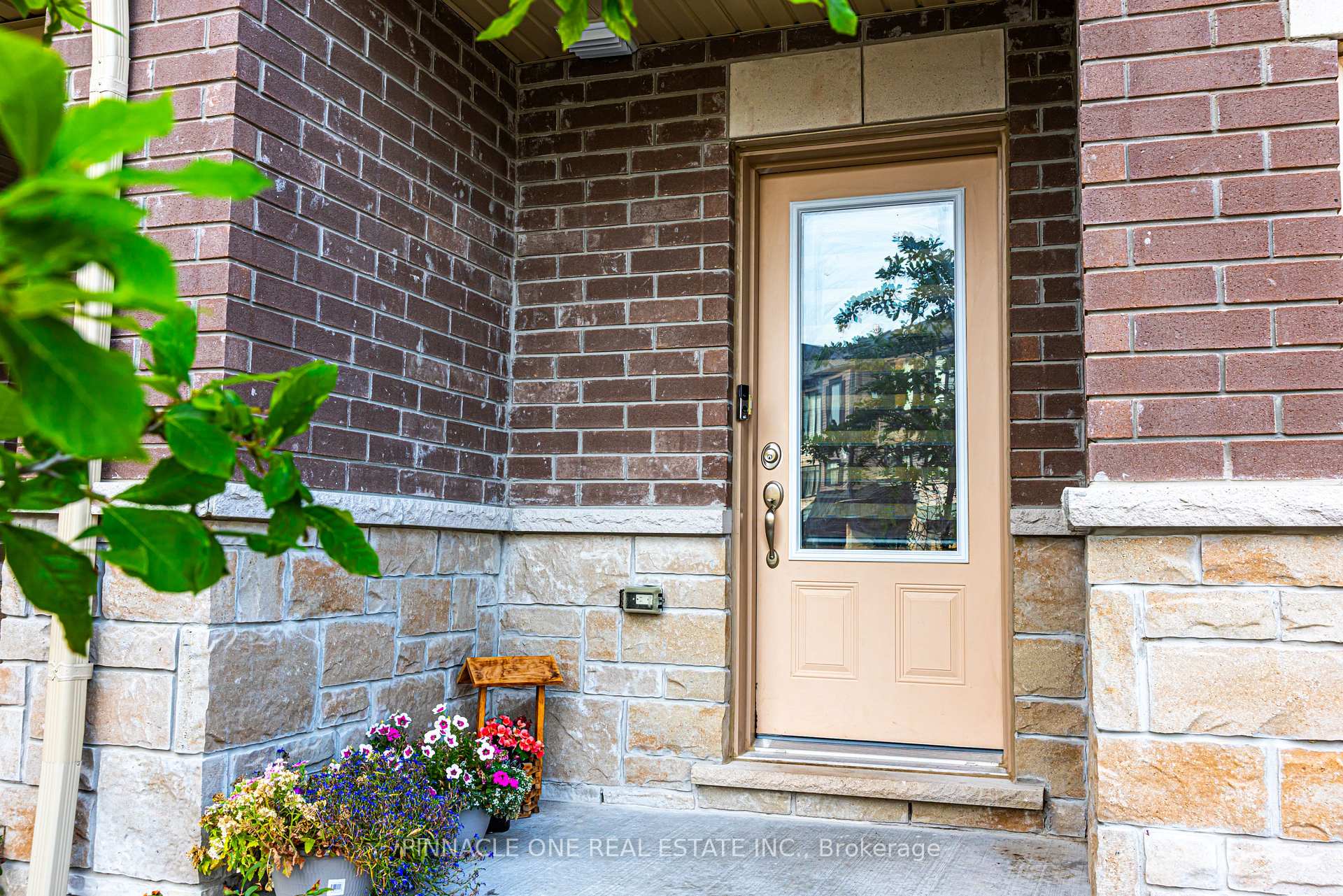 Photo 5 of 30 Ambereen Place, Clarington, Bowmanville — HOMEH
