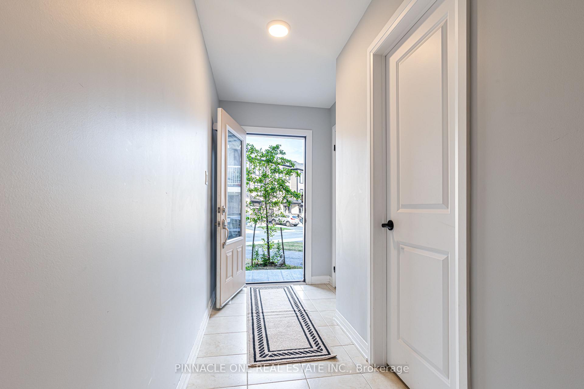 Photo 6 of 30 Ambereen Place, Clarington, Bowmanville — HOMEH