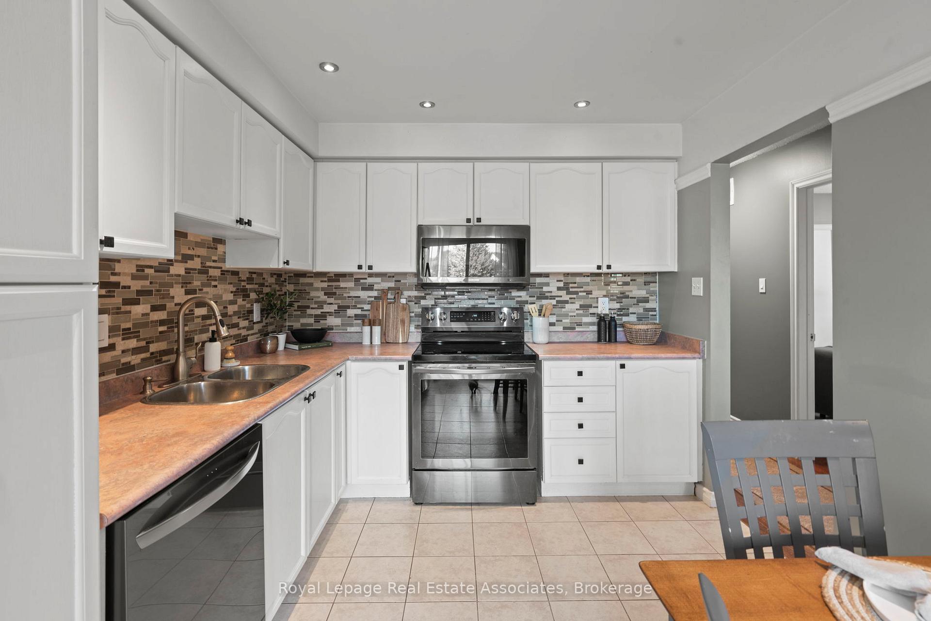 Photo 3 of 35 Willey Drive, Clarington, Bowmanville — HOMEH