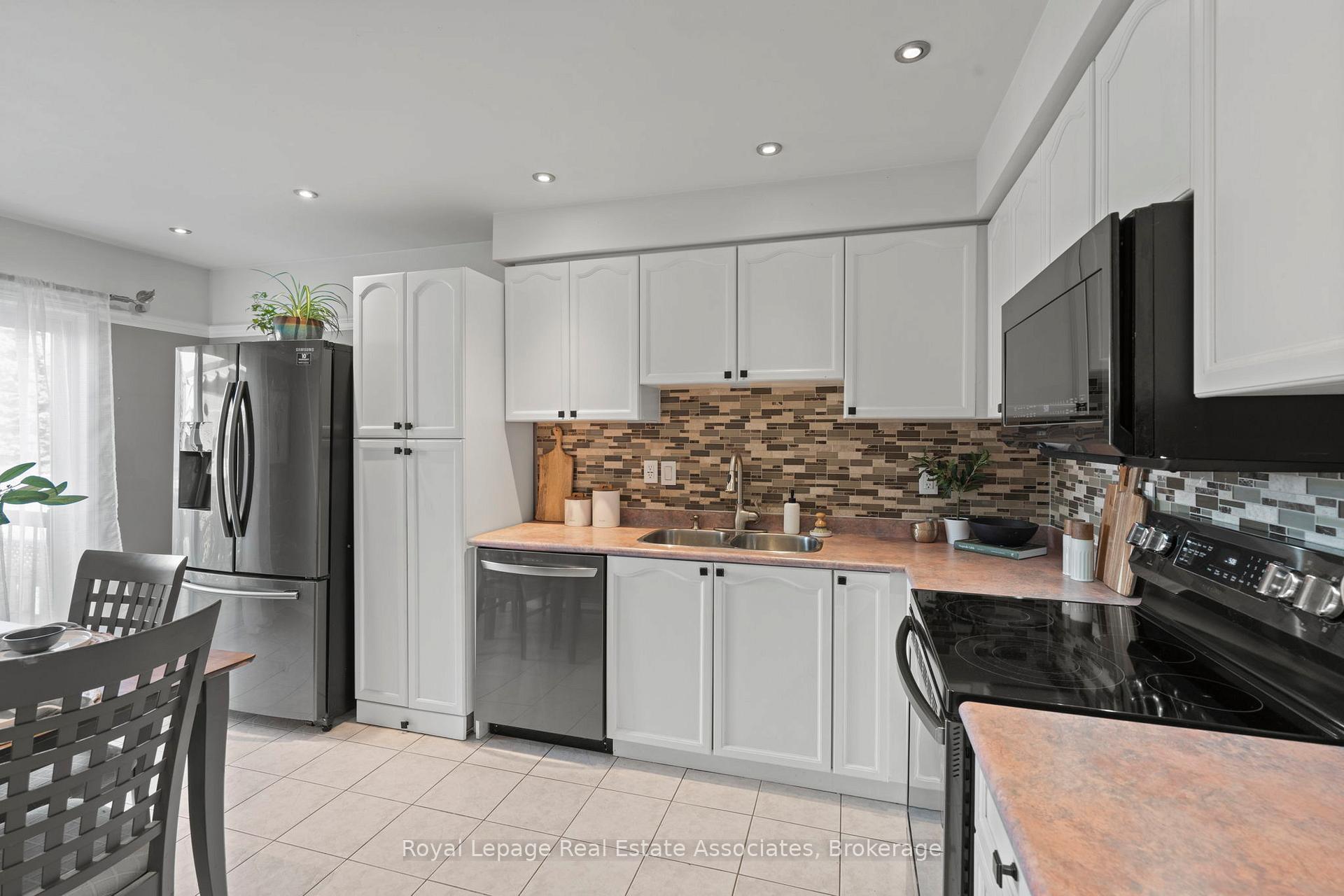 Photo 5 of 35 Willey Drive, Clarington, Bowmanville — HOMEH