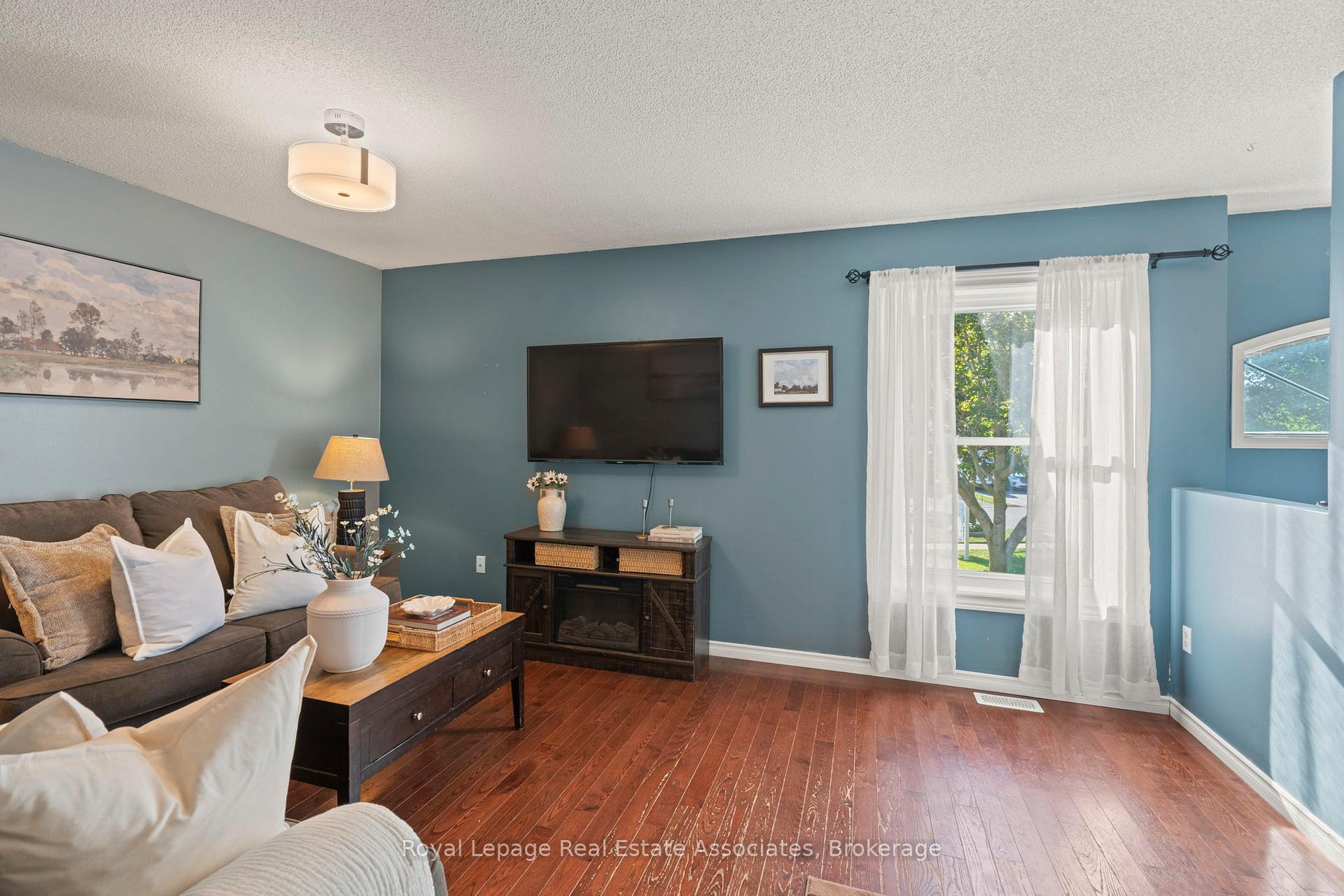 Photo 12 of 35 Willey Drive, Clarington, Bowmanville — HOMEH