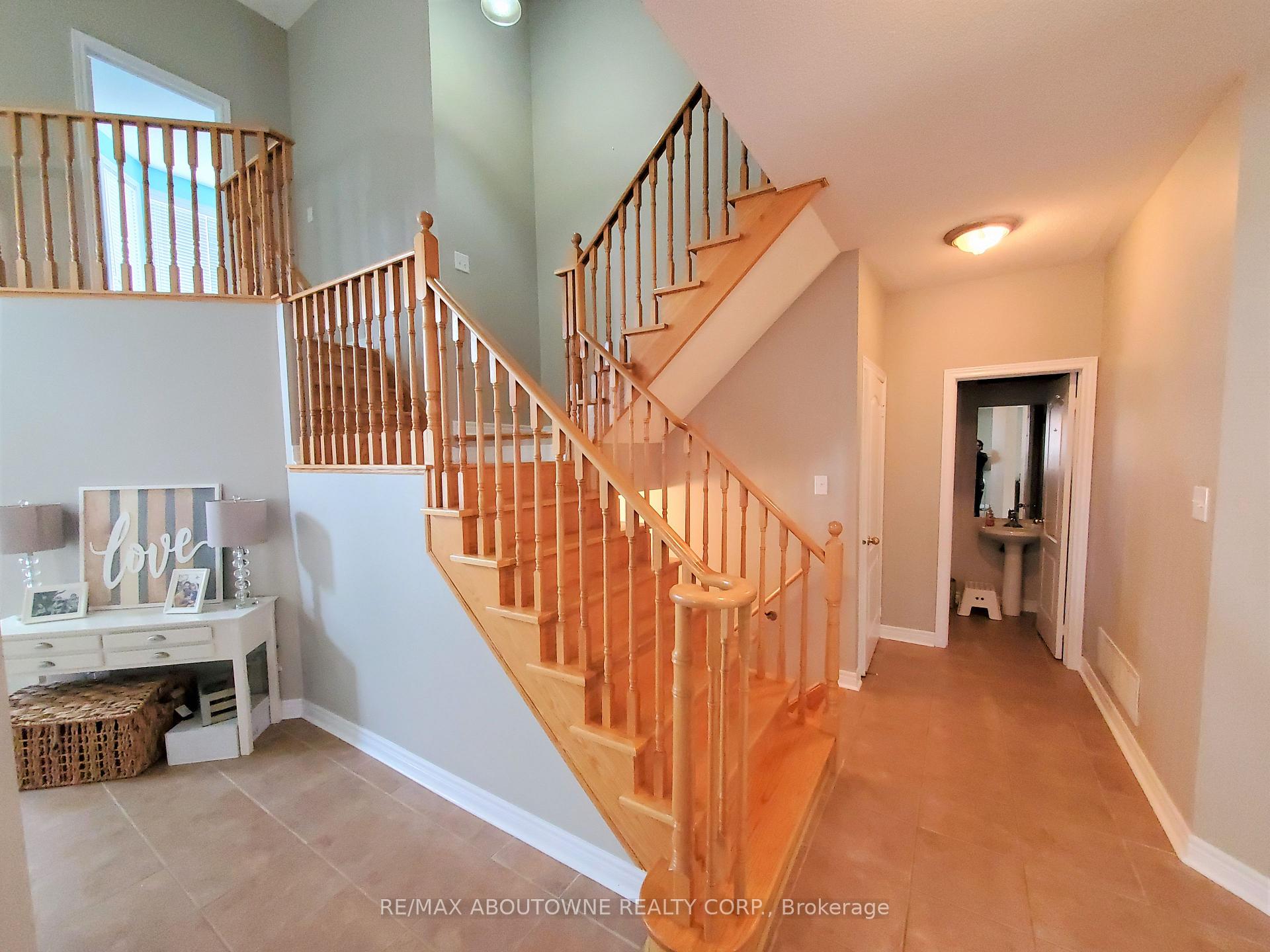 Photo 4 of 2086 Youngstown Gate, Oakville, Westmount — HOMEH