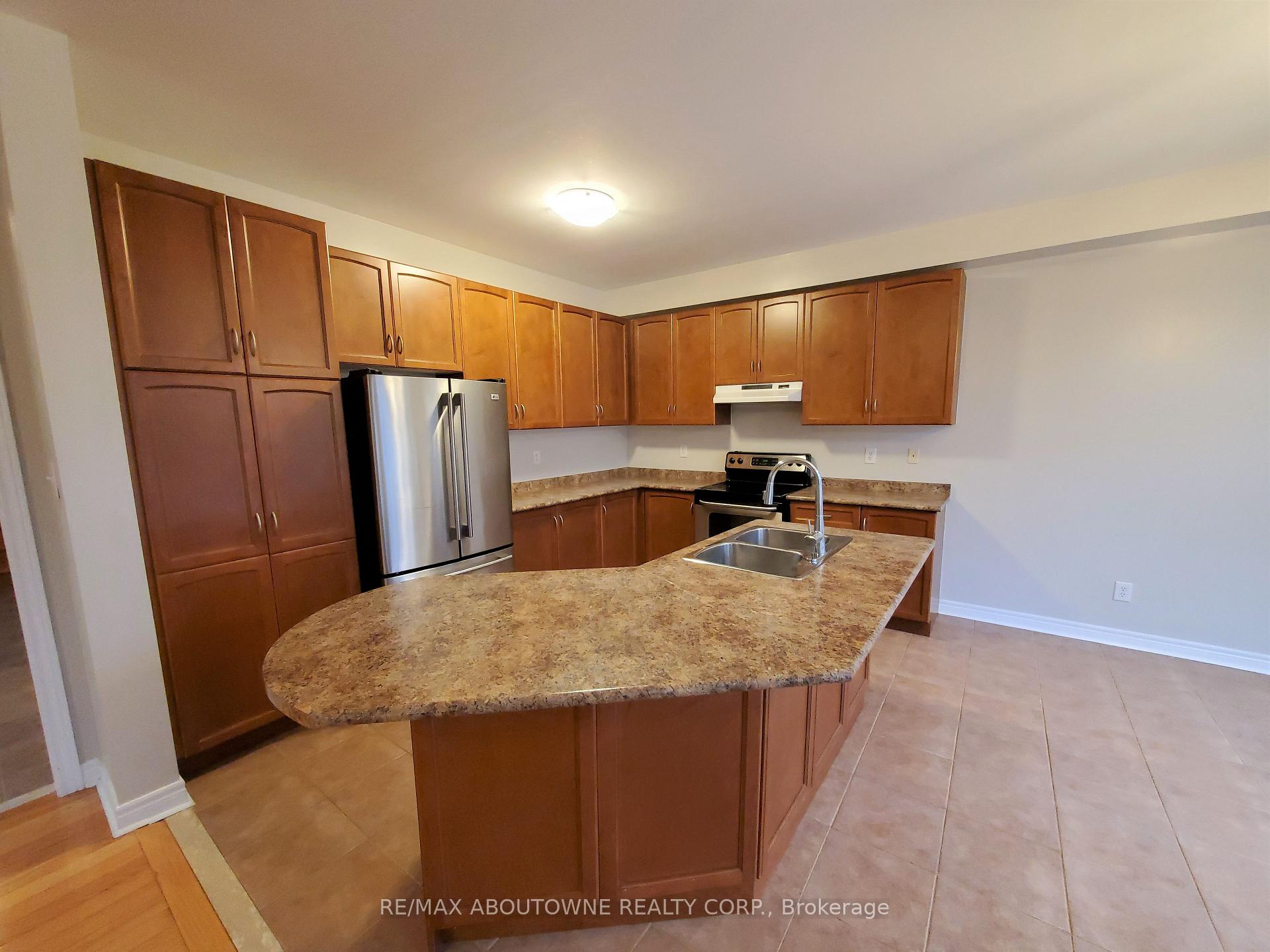 Photo 8 of 2086 Youngstown Gate, Oakville, Westmount — HOMEH