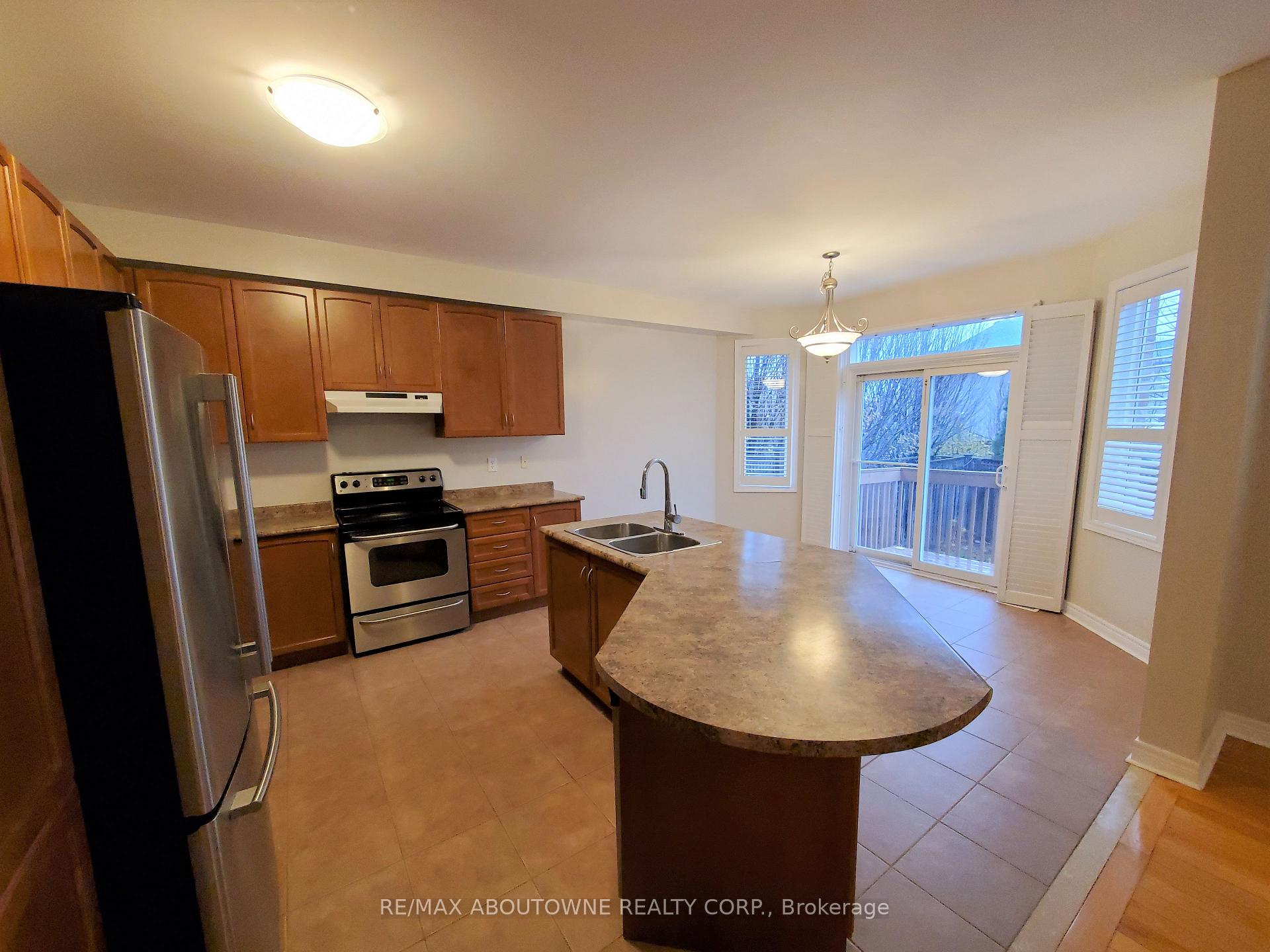 Photo 9 of 2086 Youngstown Gate, Oakville, Westmount — HOMEH