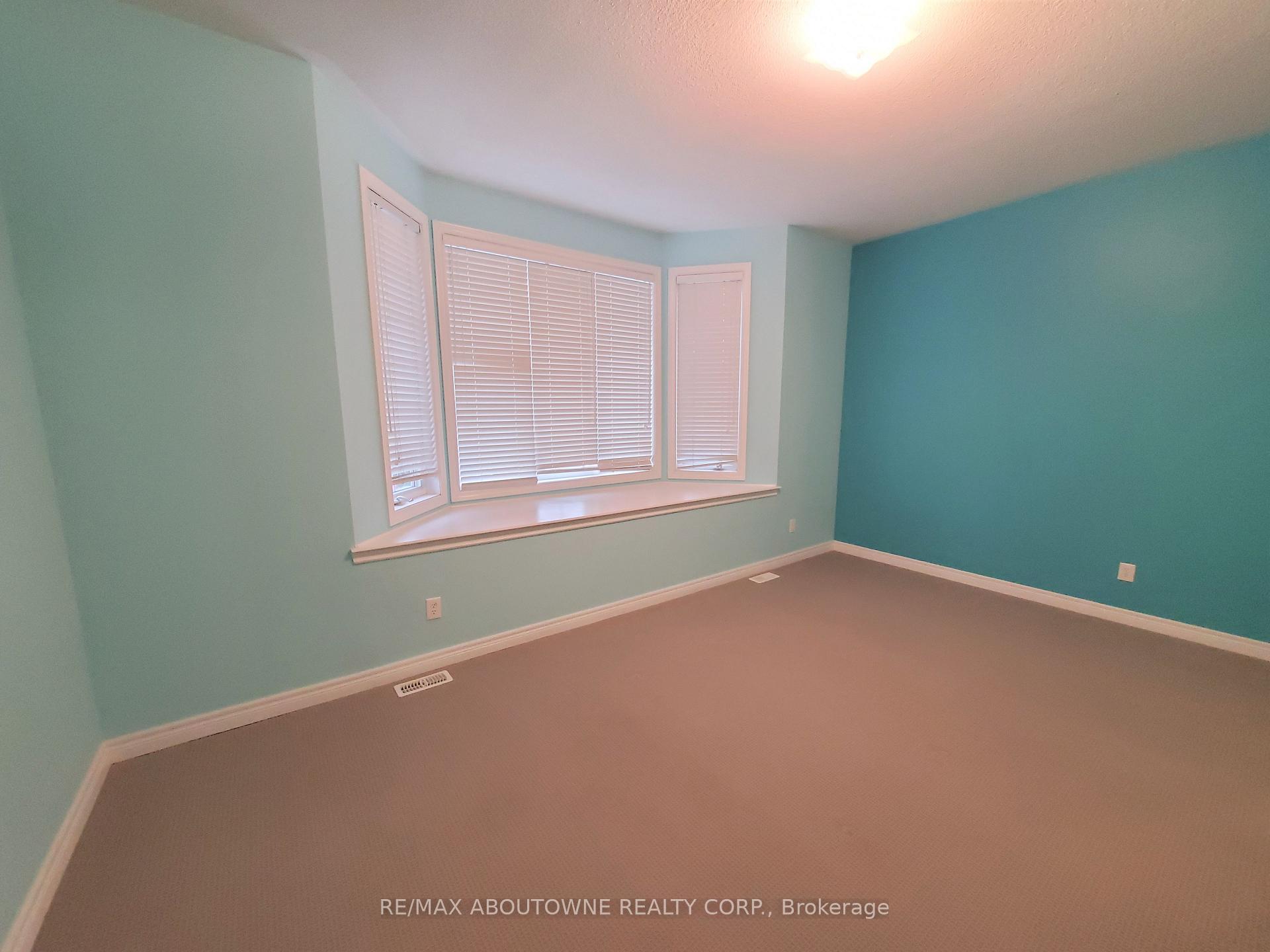 Photo 12 of 2086 Youngstown Gate, Oakville, Westmount — HOMEH