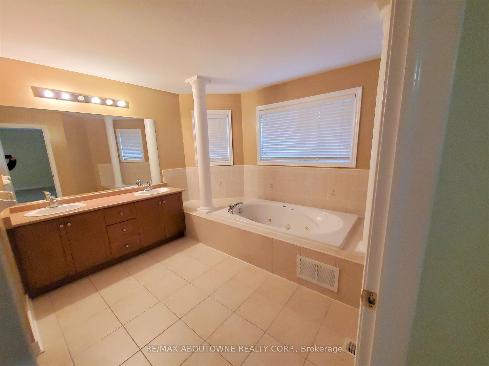 Photo 20 of 2086 Youngstown Gate, Oakville, Westmount — HOMEH