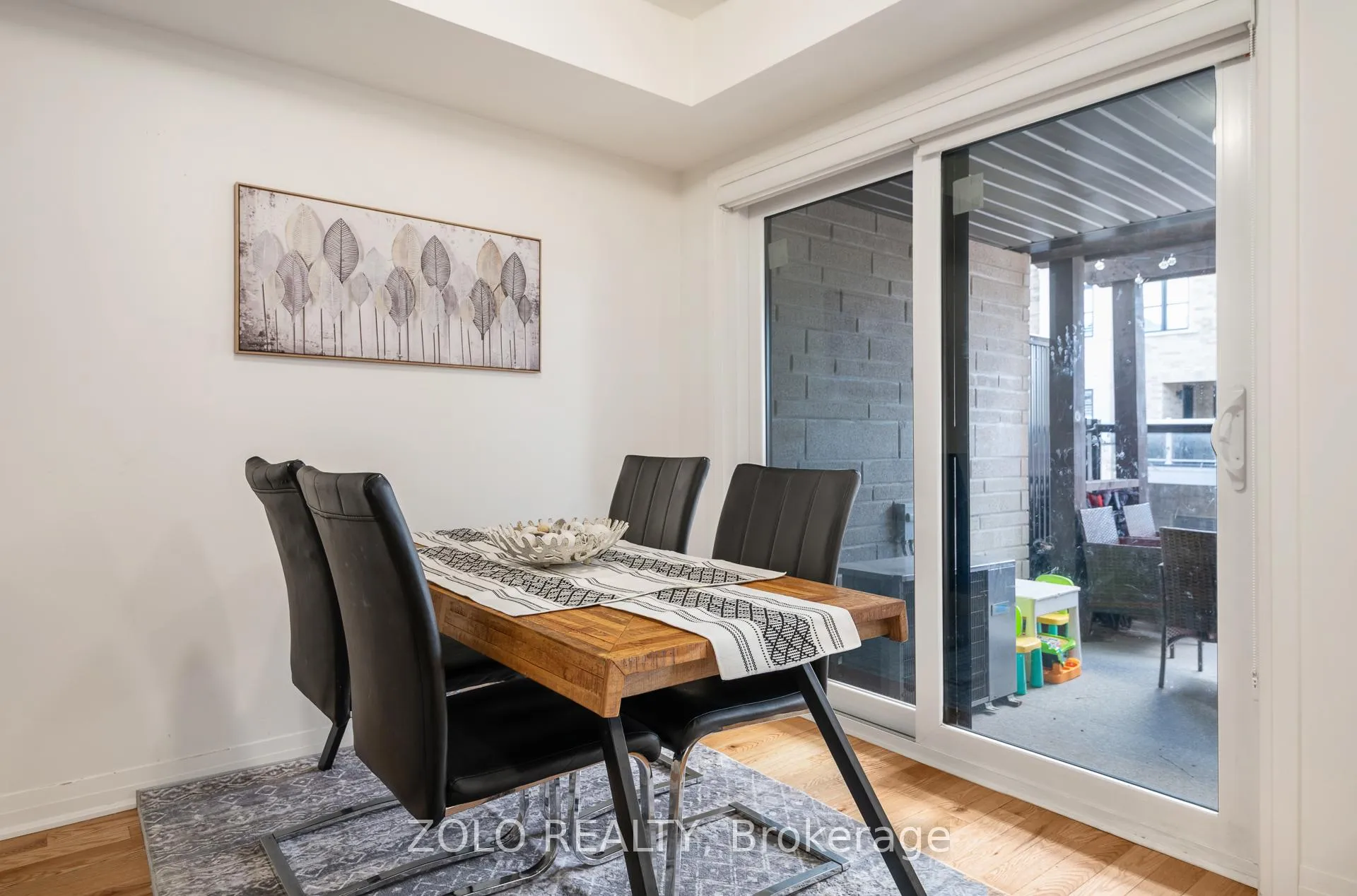 Photo 13 of 261 Lord Elgin Lane, Clarington, Bowmanville — HOMEH