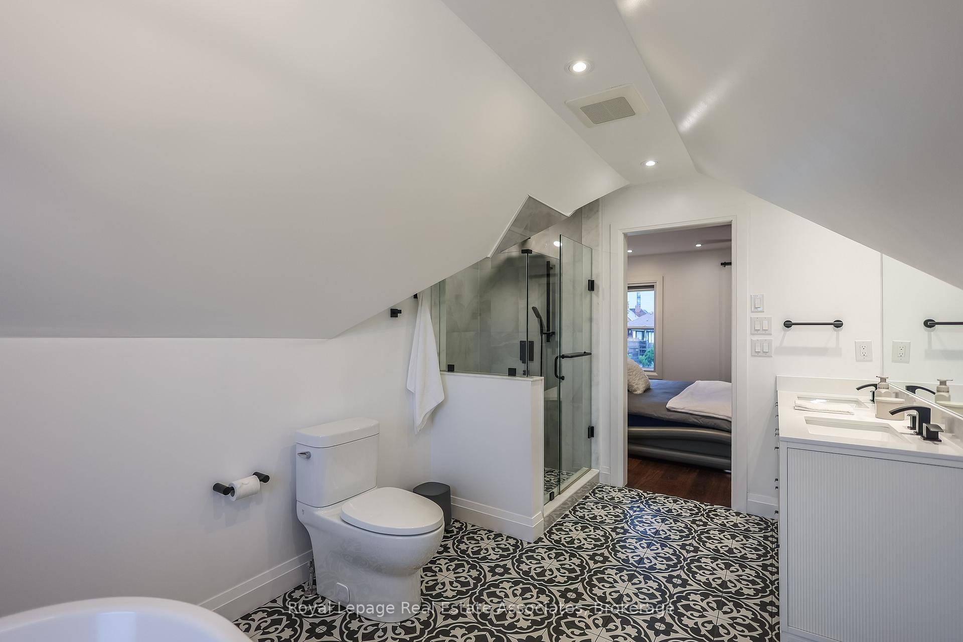 Photo 35 of 211 John Street N, Hamilton, Beasley — HOMEH