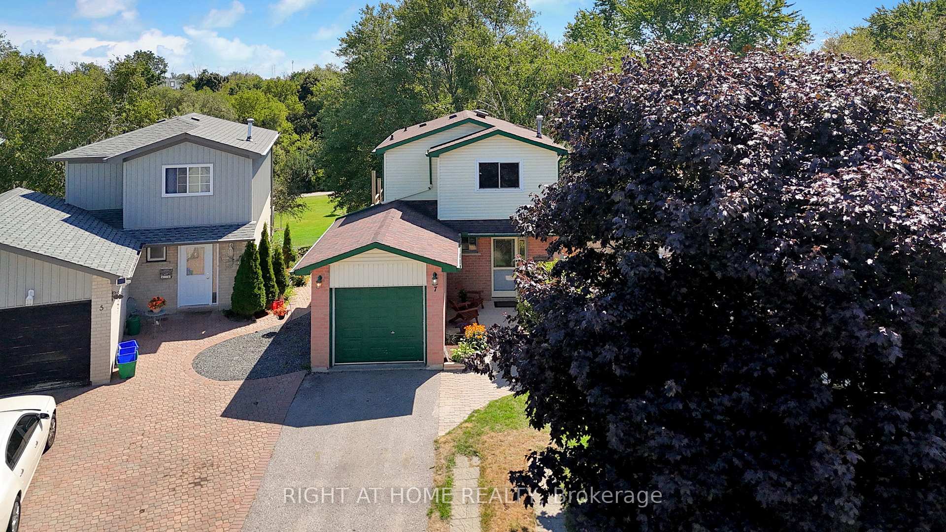 Photo 4 of 7 Hailey Court, Clarington, Bowmanville — HOMEH