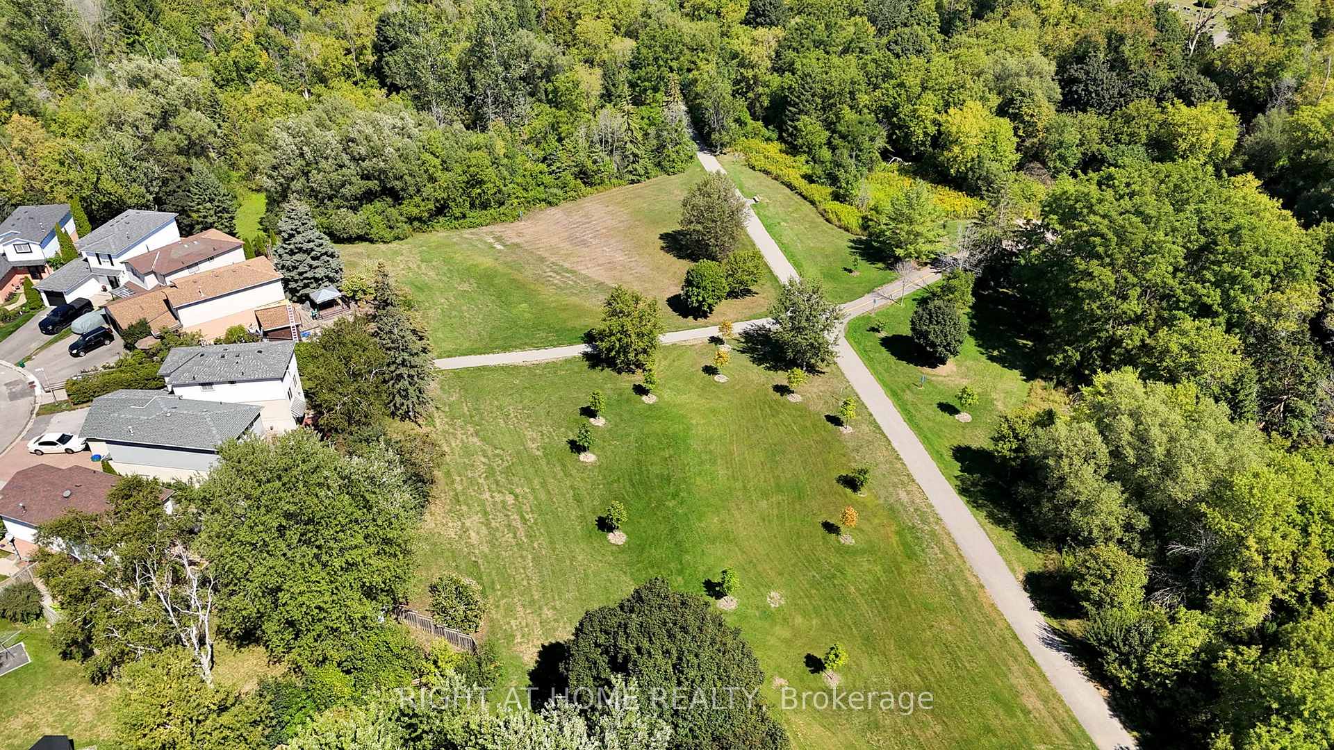 Photo 8 of 7 Hailey Court, Clarington, Bowmanville — HOMEH