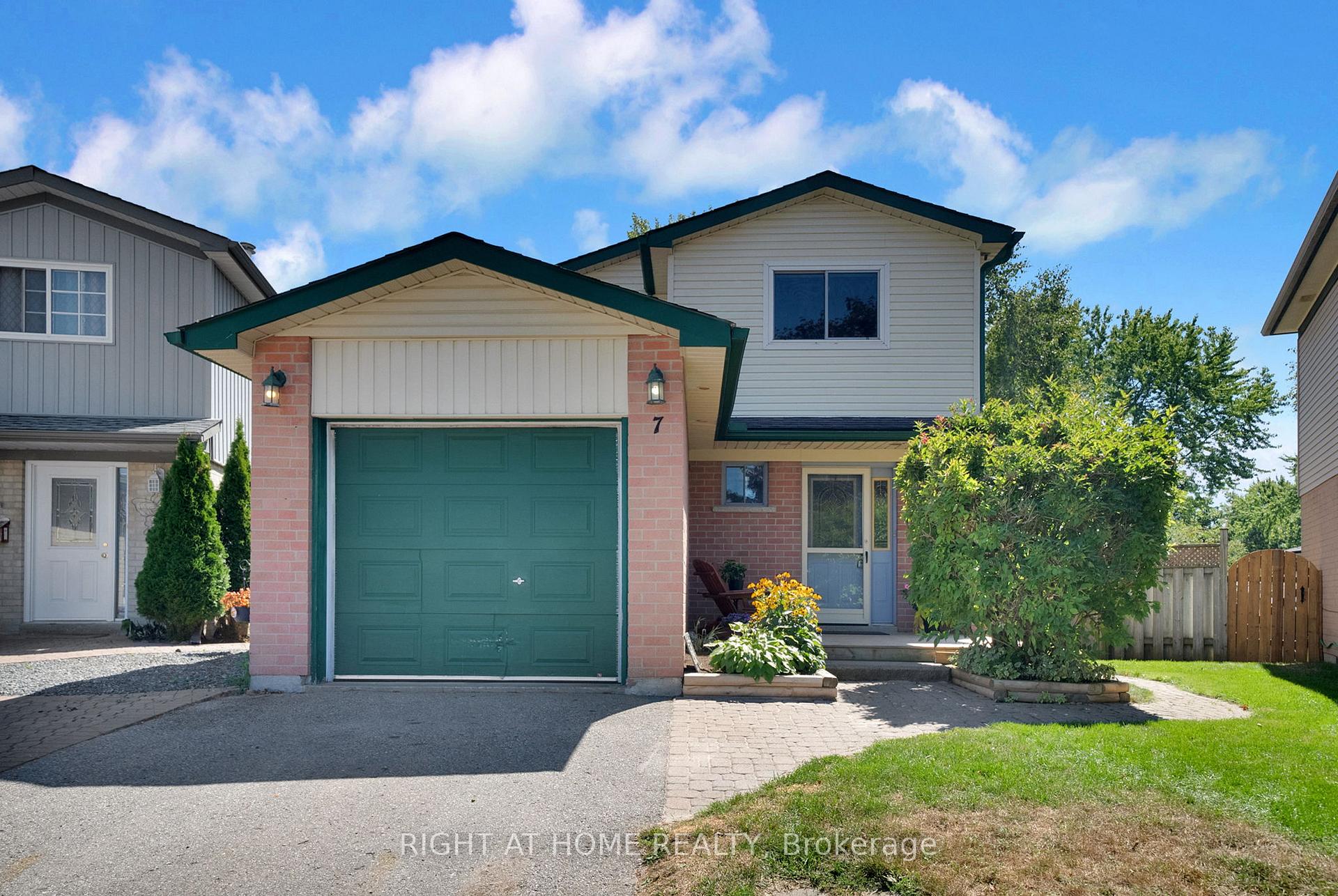 Photo 2 of 7 Hailey Court, Clarington, Bowmanville — HOMEH