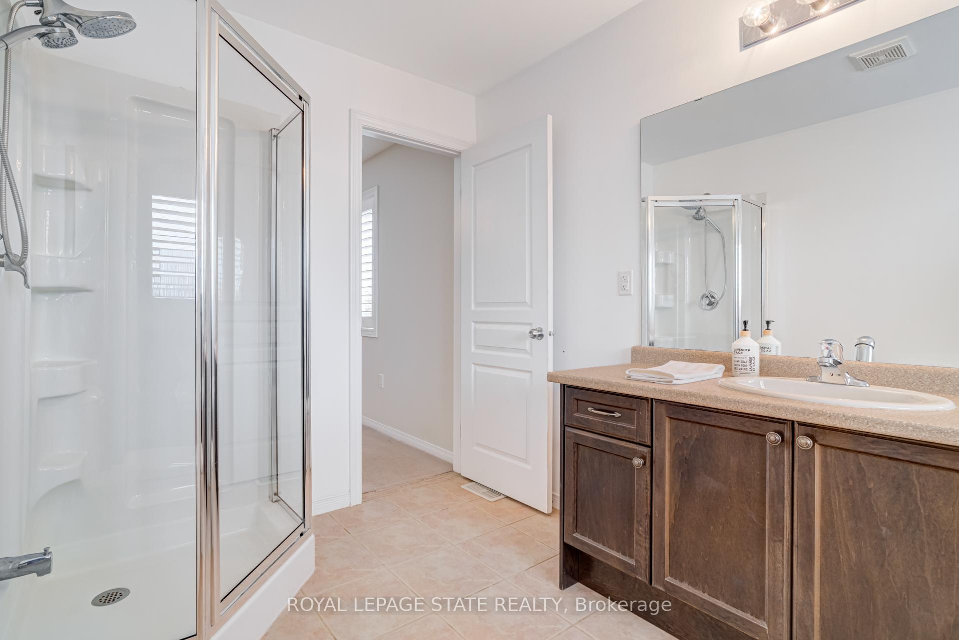 Photo 23 of 36 Irwin Avenue, Hamilton, Meadowlands — HOMEH