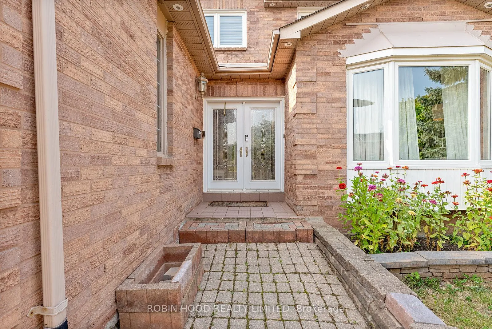Photo 2 of 22 Strangway Court, Brampton, Heart Lake West — HOMEH