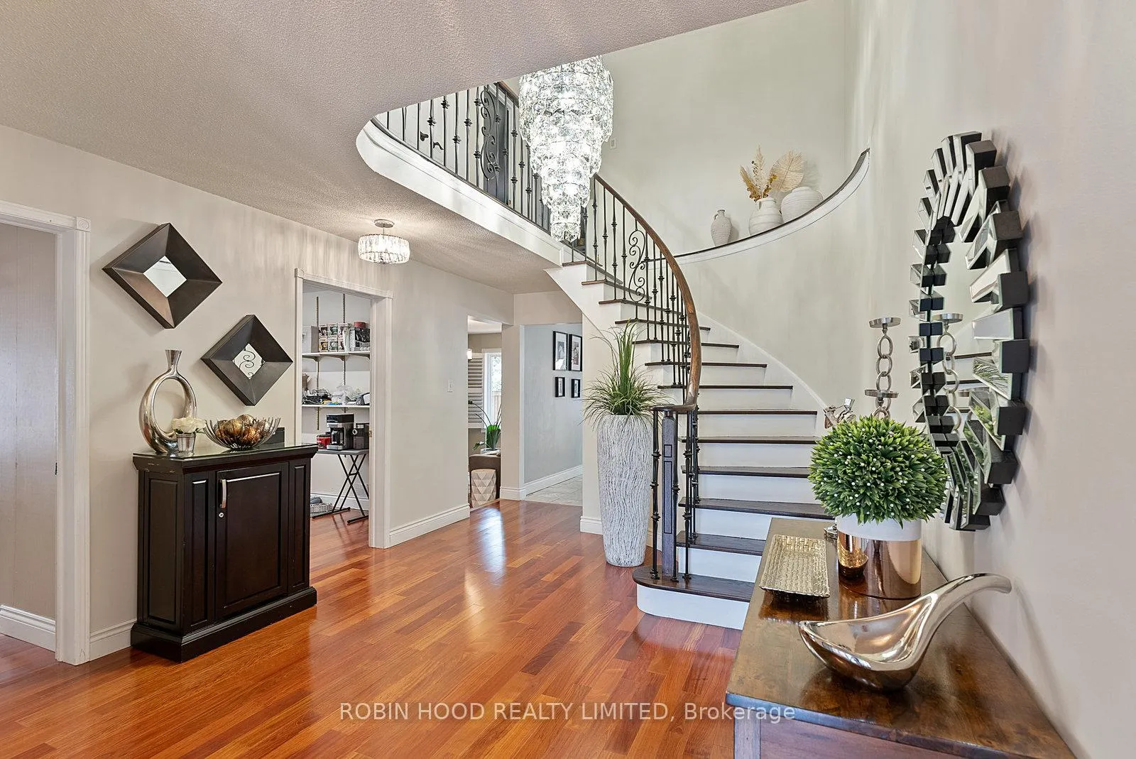 Photo 6 of 22 Strangway Court, Brampton, Heart Lake West — HOMEH