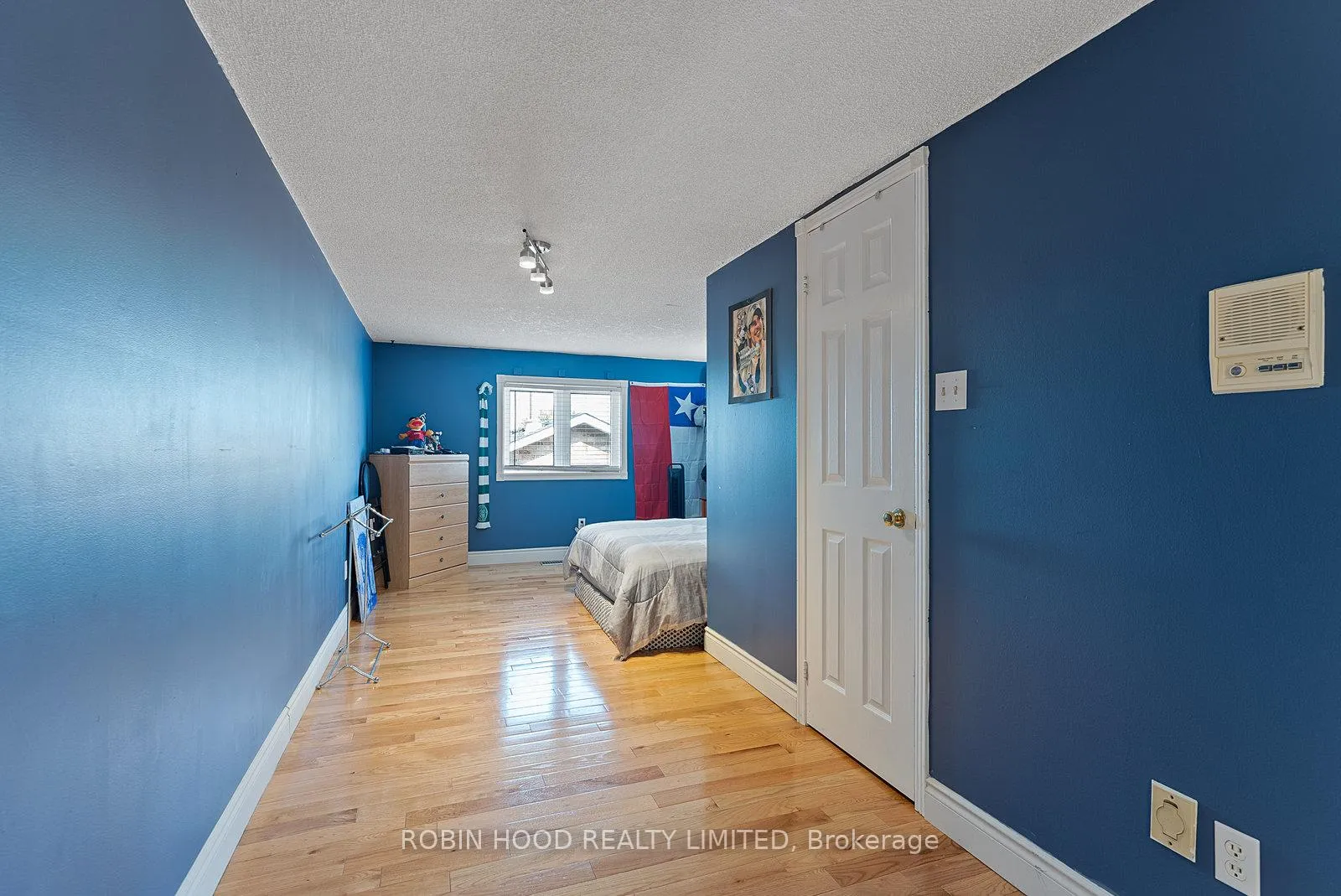 Photo 13 of 22 Strangway Court, Brampton, Heart Lake West — HOMEH