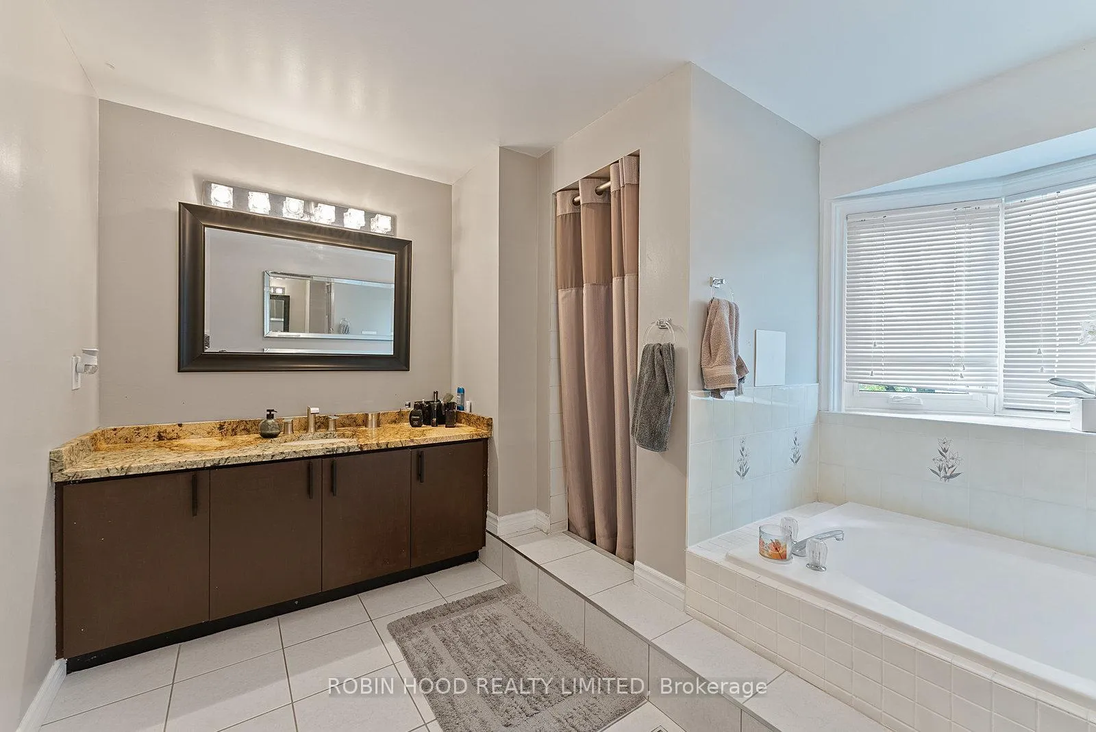 Photo 20 of 22 Strangway Court, Brampton, Heart Lake West — HOMEH