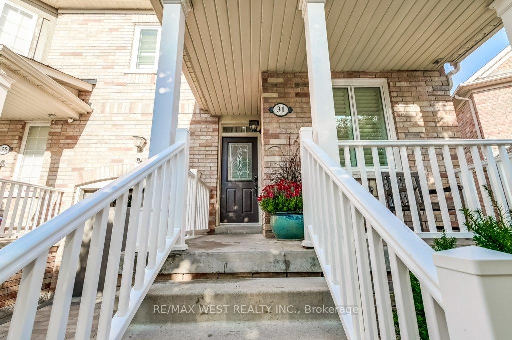 Photo 6 of 31 Watkins Glen Crescent, Aurora, Bayview Wellington — HOMEH