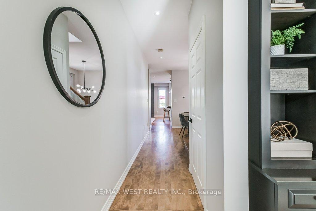 Photo 3 of 31 Watkins Glen Crescent, Aurora, Bayview Wellington — HOMEH