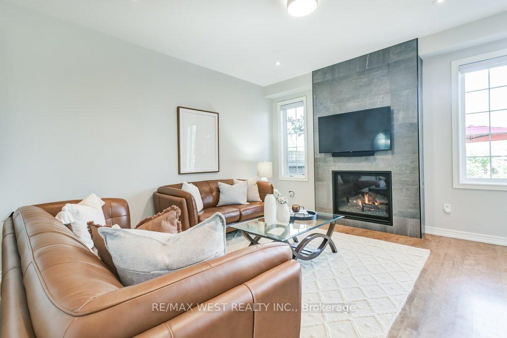 Photo 10 of 31 Watkins Glen Crescent, Aurora, Bayview Wellington — HOMEH