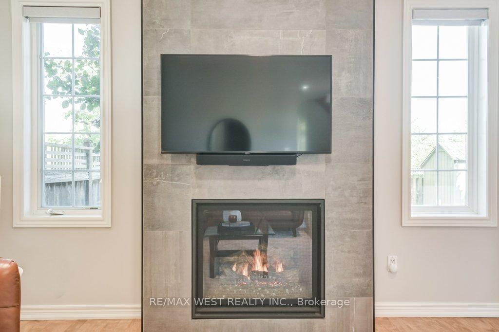 Photo 12 of 31 Watkins Glen Crescent, Aurora, Bayview Wellington — HOMEH
