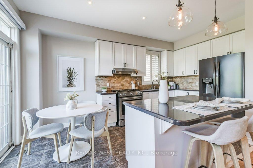 Photo 15 of 31 Watkins Glen Crescent, Aurora, Bayview Wellington — HOMEH
