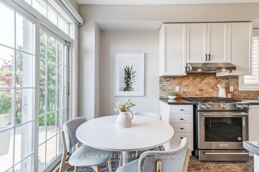 Photo 16 of 31 Watkins Glen Crescent, Aurora, Bayview Wellington — HOMEH