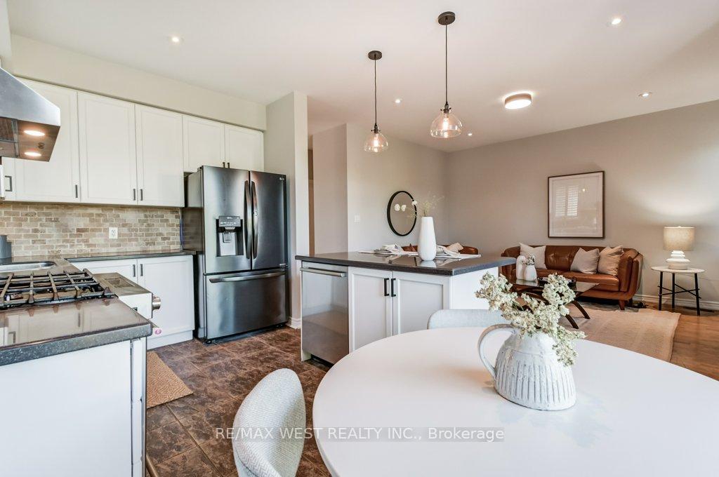 Photo 17 of 31 Watkins Glen Crescent, Aurora, Bayview Wellington — HOMEH