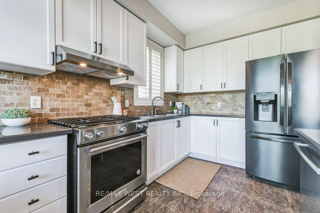 Photo 19 of 31 Watkins Glen Crescent, Aurora, Bayview Wellington — HOMEH