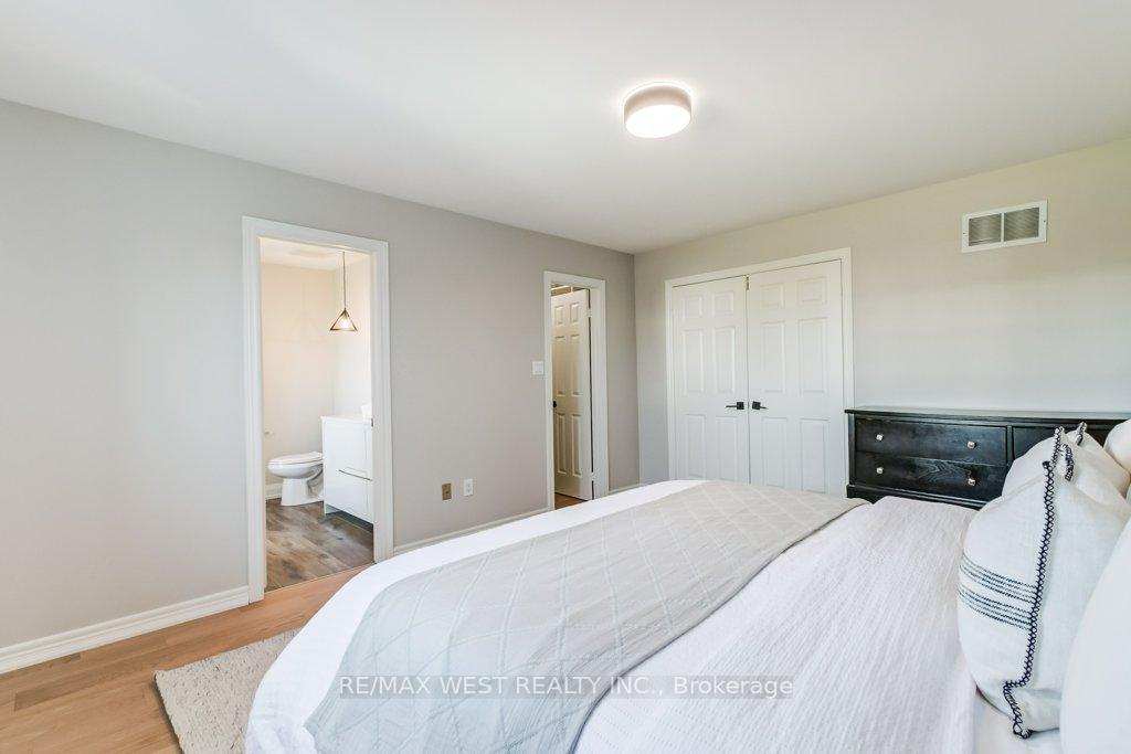 Photo 25 of 31 Watkins Glen Crescent, Aurora, Bayview Wellington — HOMEH