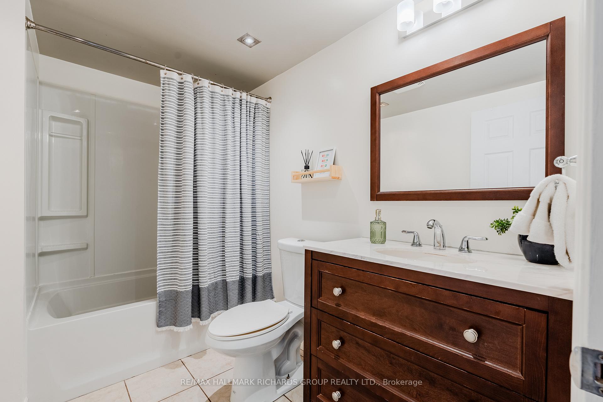 Photo 16 of 167 Gwendolyn Boulevard, Georgina, Keswick North — HOMEH