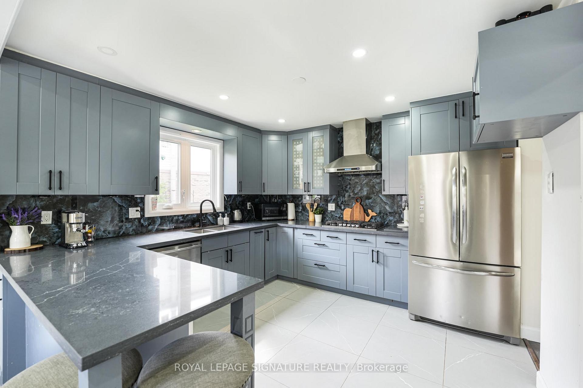 Photo 13 of 1521 Ealing Court, Oakville, Falgarwood — HOMEH