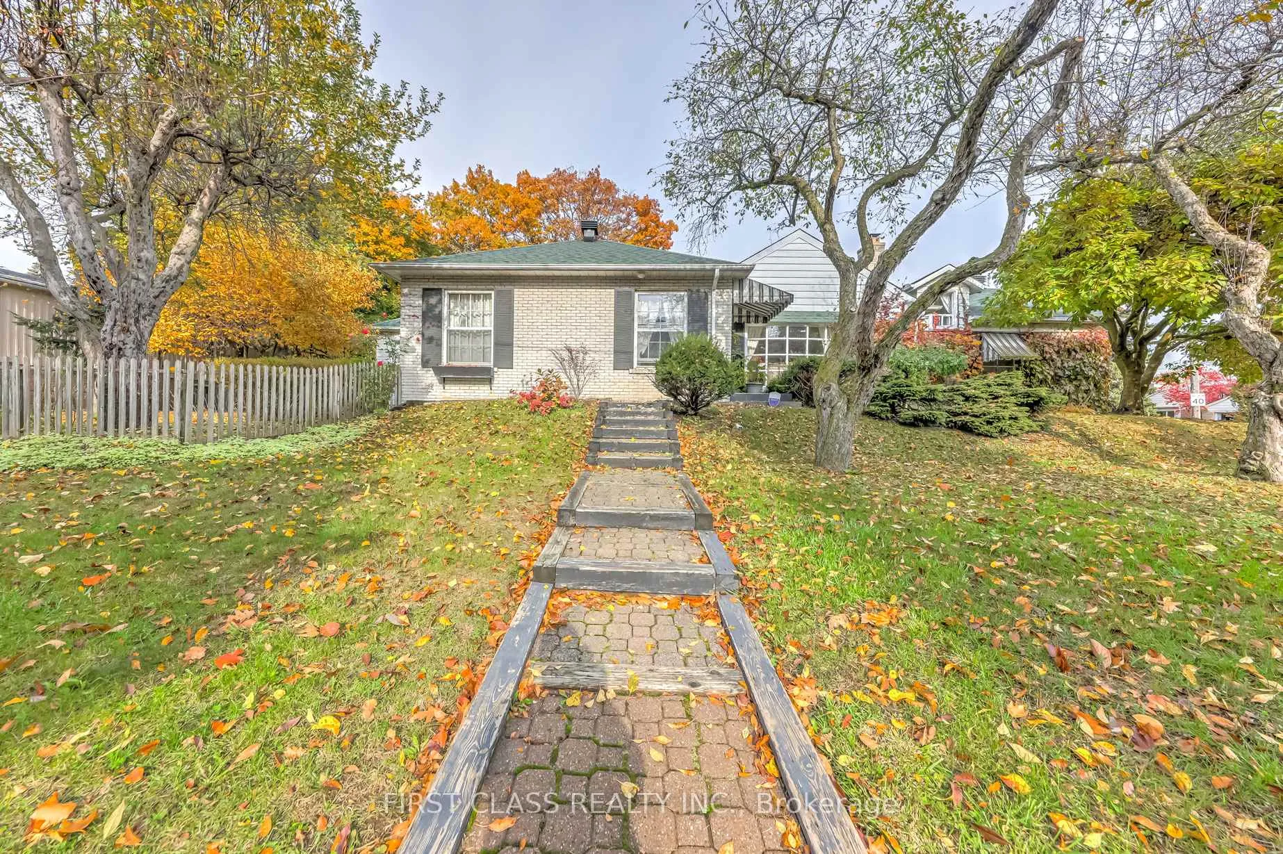 Photo 4 of 26 York Road, North York, Bridle Path-Sunnybrook-York Mills — HOMEH