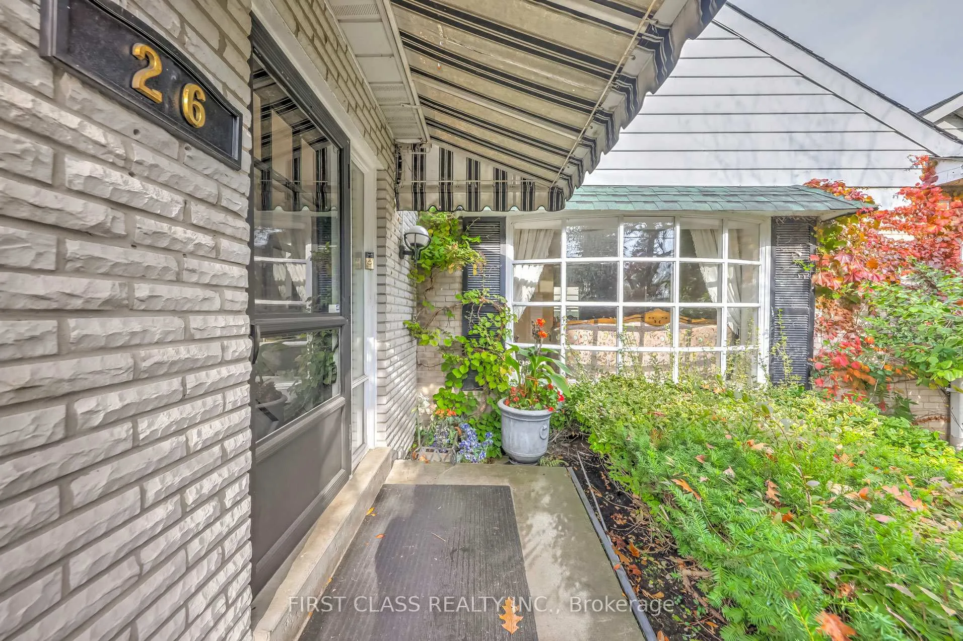 Photo 5 of 26 York Road, North York, Bridle Path-Sunnybrook-York Mills — HOMEH