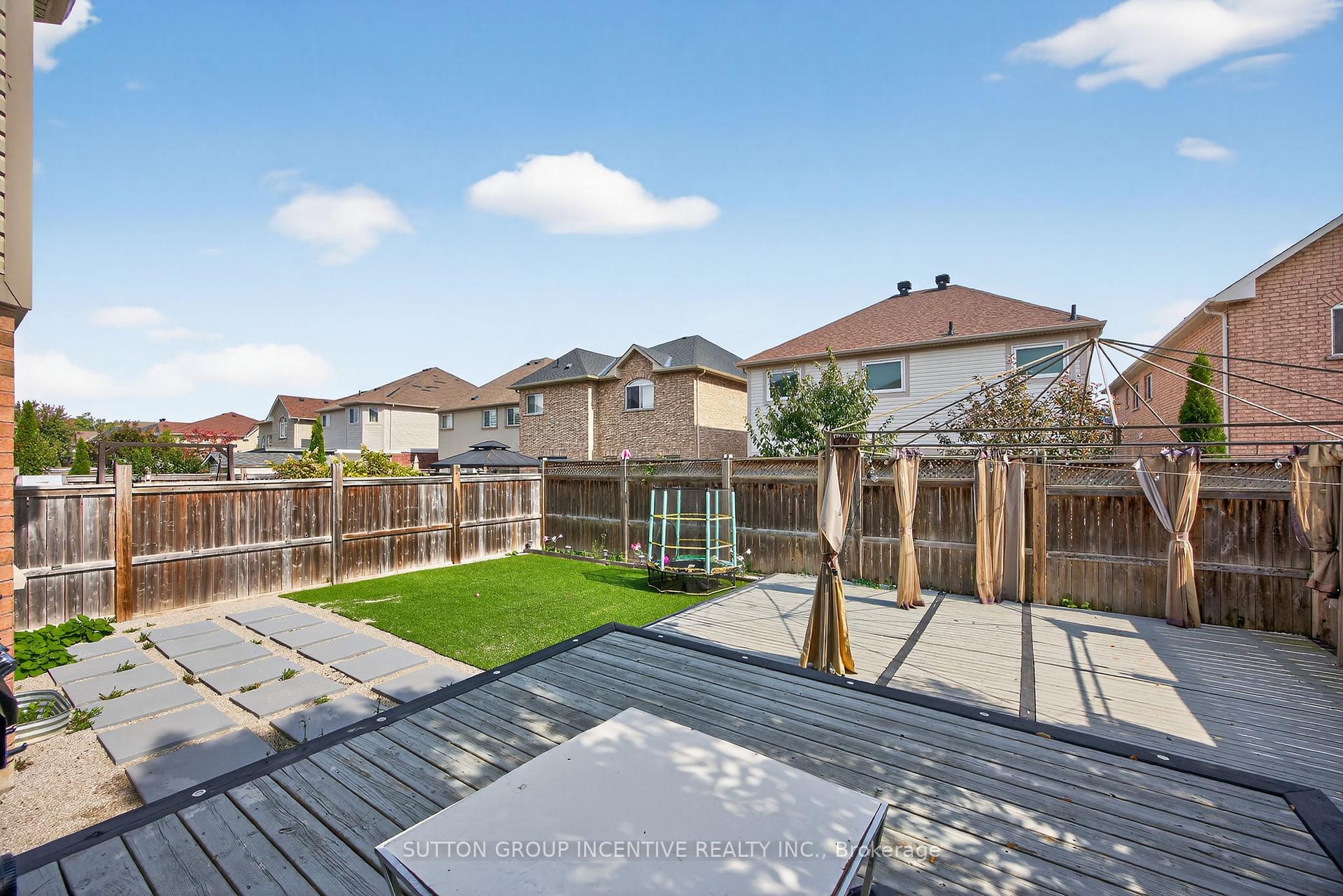 Photo 5 of 50 Tudor Crescent, Barrie, Innis-Shore — HOMEH