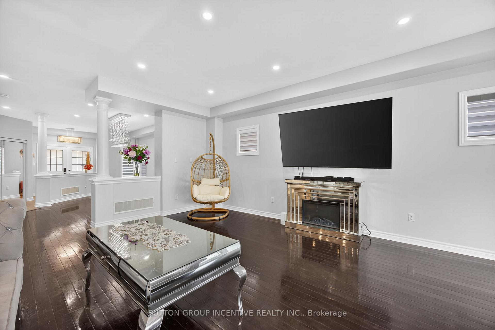 Photo 10 of 50 Tudor Crescent, Barrie, Innis-Shore — HOMEH