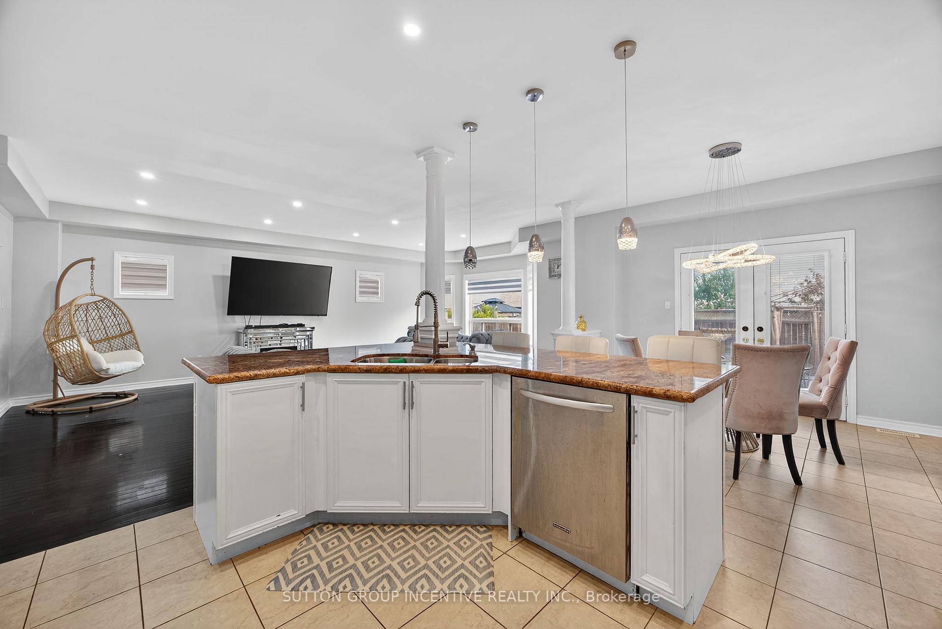 Photo 24 of 50 Tudor Crescent, Barrie, Innis-Shore — HOMEH