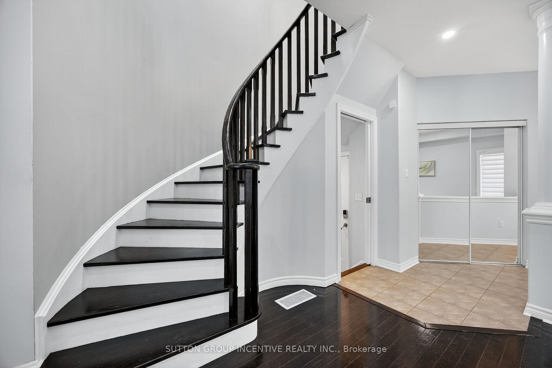 Photo 25 of 50 Tudor Crescent, Barrie, Innis-Shore — HOMEH