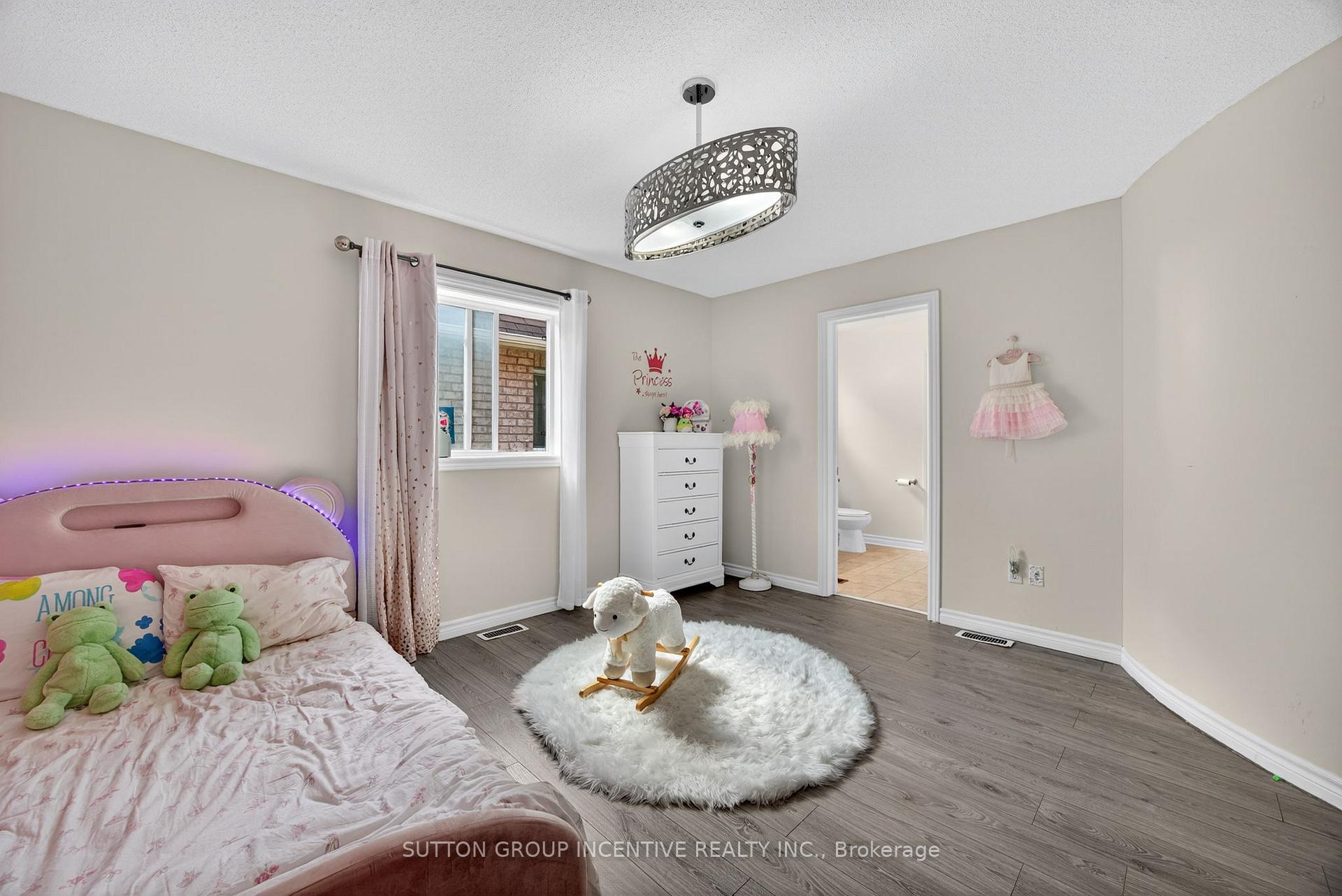 Photo 29 of 50 Tudor Crescent, Barrie, Innis-Shore — HOMEH