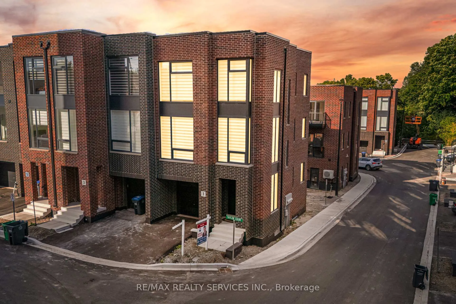 Photo 1 of 1 Taylor Court, Caledon, Bolton West — HOMEH