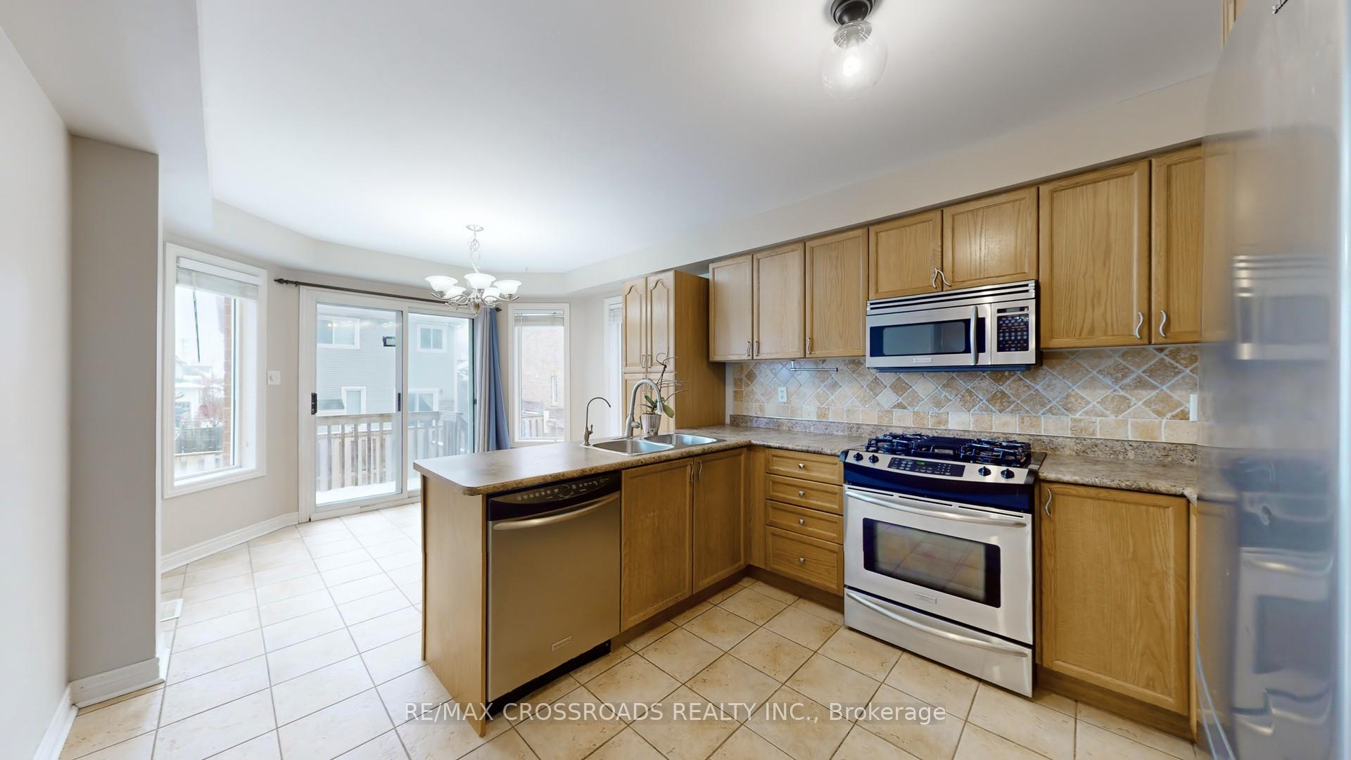 Photo 8 of 37 Ian Drive, Georgina, Keswick South — HOMEH