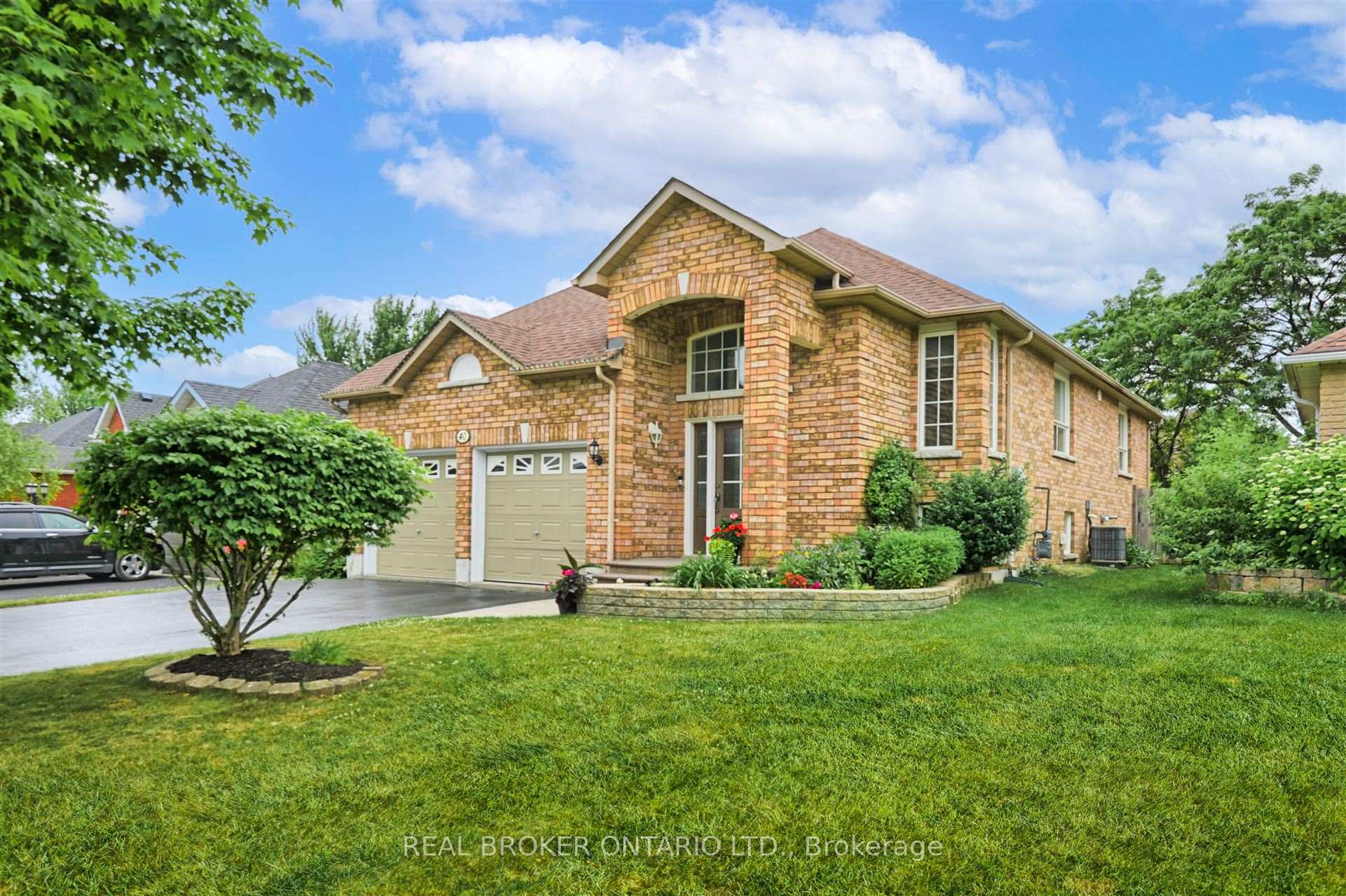 Photo 2 of 40 Padfield Drive, Clarington, Bowmanville — HOMEH