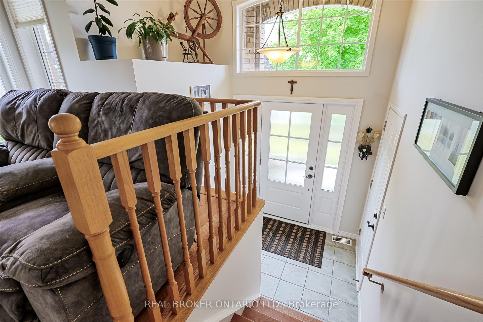 Photo 3 of 40 Padfield Drive, Clarington, Bowmanville — HOMEH