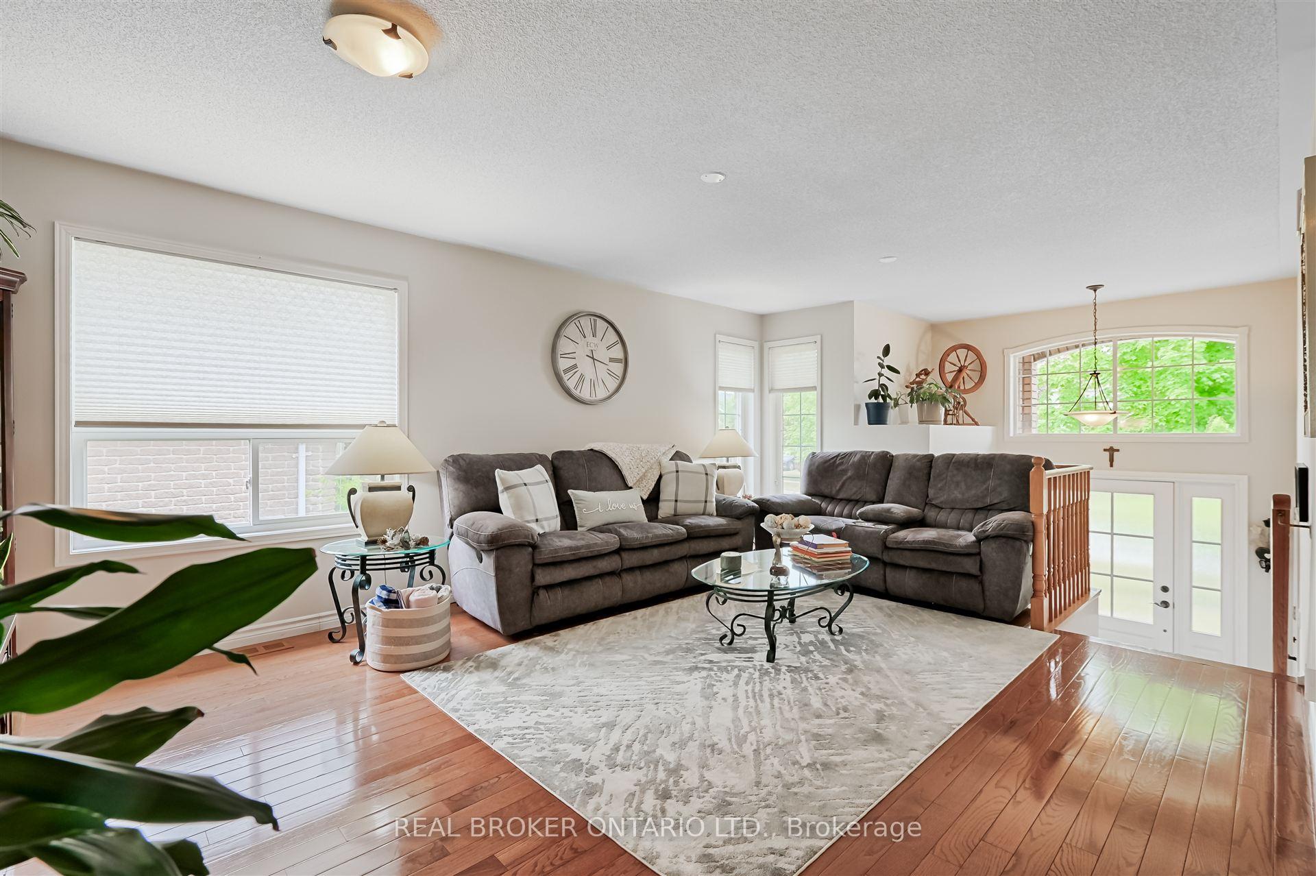 Photo 4 of 40 Padfield Drive, Clarington, Bowmanville — HOMEH